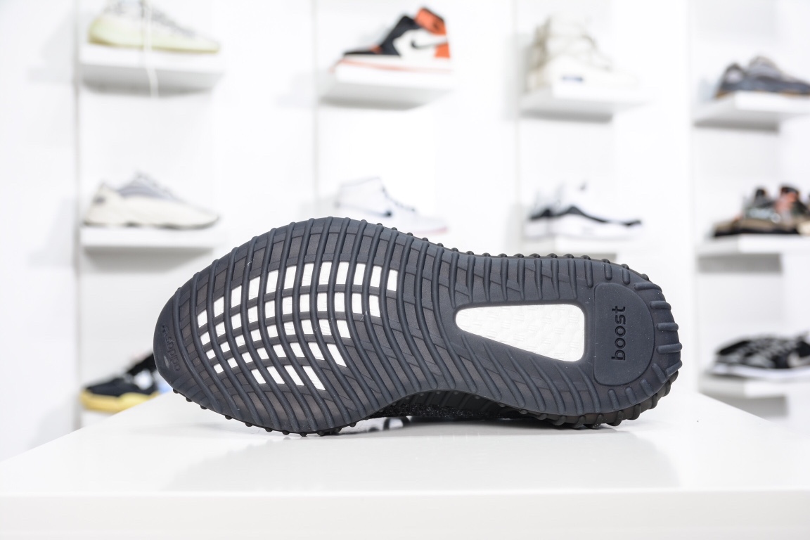 

【顶级版本】Adidas Yeezy Boost 350V2 黑满天星
  市面做好的版本 品控细节无敌 
上脚踩屎感无敌 夏季鞋柜主力👏

货号：FU9007
尺码：36 36 36.5 37 38 38.5 39 40 40.5 41 42 42.5 43 44 44.5 45 46 46.5 47 48
