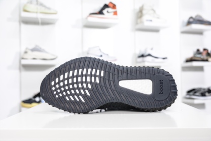 

【顶级版本】Adidas Yeezy Boost 350V2 黑满天星
  市面做好的版本 品控细节无敌 
上脚踩屎感无敌 夏季鞋柜主力👏

货号：FU9007
尺码：36 36 36.5 37 38 38.5 39 40 40.5 41 42 42.5 43 44 44.5 45 46 46.5 47 48