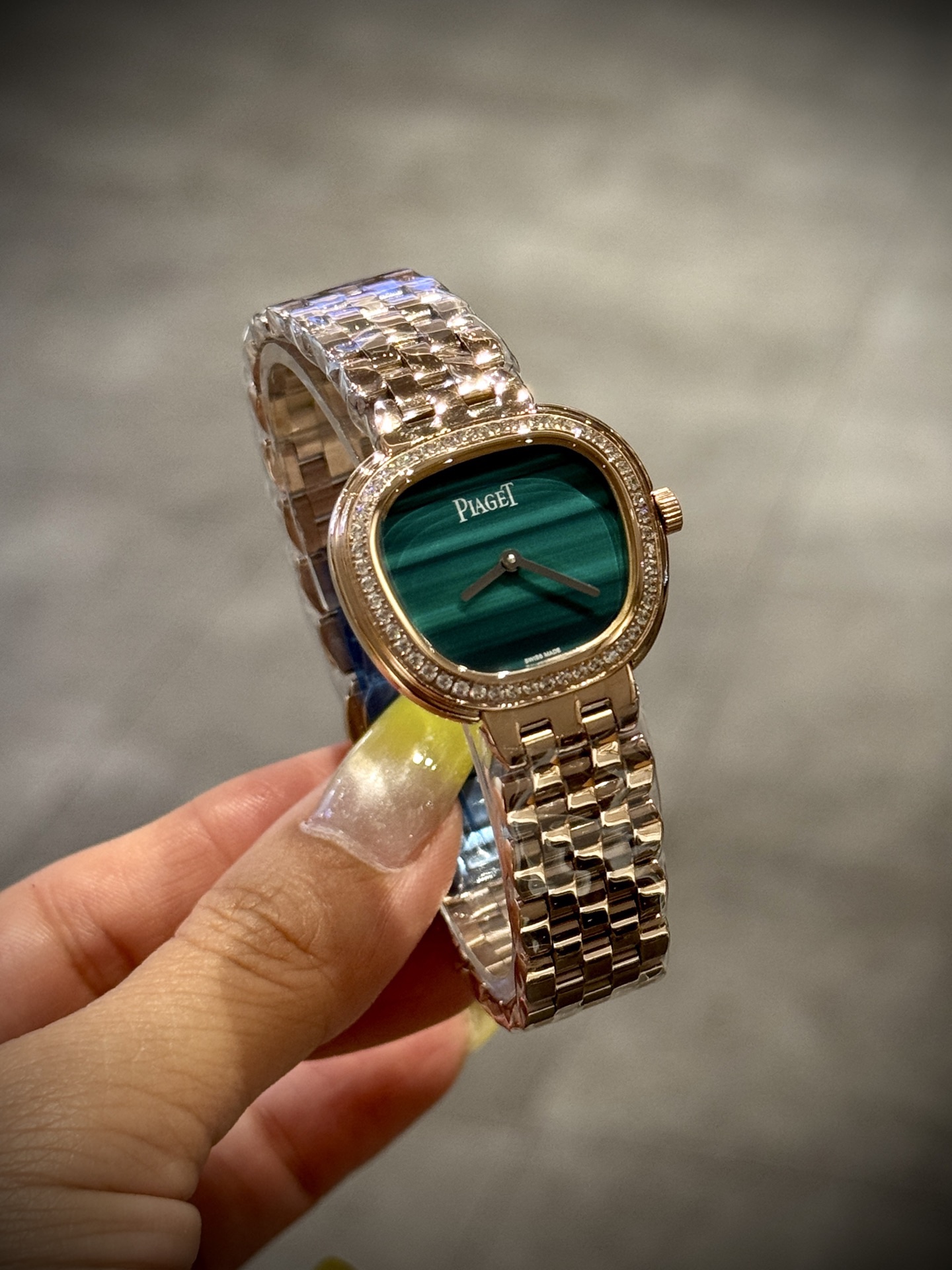 A8 factory•伯爵全新腕表 ﻿ #PiagetSixtie鎏金悅影系列 ﻿ 在瑞士鐘錶展「鐘錶與奇跡」閃亮登場！這款腕表游走於非凡制表工藝與黃金工藝之間，簡直是時尚與藝術的完美結合。Sixtie腕表採用獨特的梯形設計，重新詮釋1960年代末大膽華麗的風格，展現出獨特的魅力與優雅。
✨Sixtie系列腕表
✨直徑29毫米,
✨CNC數控雕刻精鋼梯形表殼
✨專櫃同步超薄厚度僅僅7mm
✨銀色太陽緞面打磨錶盤
✨316L精鋼錶鏈,搭載伯爵進口石英機芯  
認准A8出品！必屬精品！