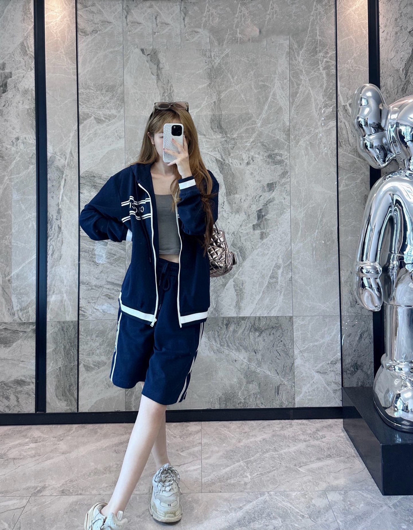 Gucci/古馳 G字母膠條拉鍊連帽外套
這款單品出自Lido系列，設計靈感源自意大利海岸的夏日風情和海灘俱樂部，早秋系列聚焦基礎廓形與經典細節，匠心呈獻日常服飾和晚裝造型，這款休閒連帽衛衣採用平紋針織面料精制而成，中央貫穿點綴G標識條紋印花，男女同款，定制輔料三標
A Size:S-XL