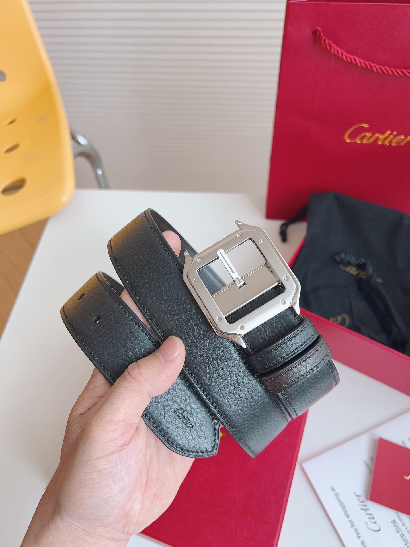 
Cartier（卡地亞）憑借匠心傑作展現與眾不同的美感，融合精湛工藝與經典設計，演繹雋永風格；瀟灑不羈，果敢獨立！此款式易搭配服飾；休閒正裝兩相宜。皮帶寬度：35mm