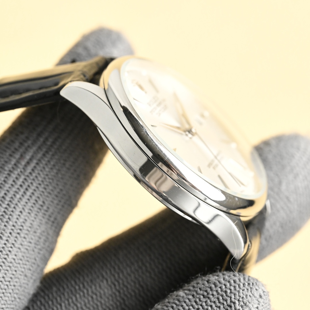 爆款主推勞力士【ROLEX】男士腕表 採用獨特的錶盤設計 搭配而來的是更高檔奢華的勞力士， 初識勞力士必憧憬有朝一日能擁有它，戴上勞力士必順風順水必發達，你值得擁有，歡迎評鑒！！
機芯：搭配全新進口8215西鐵城（零返修） 尺寸：40鏡面：藍寶石玻璃永不刮花 材質：316L精鋼表殼 動力：儲存48小時 防水深度：100米意大利小牛皮帶，原裝針扣！