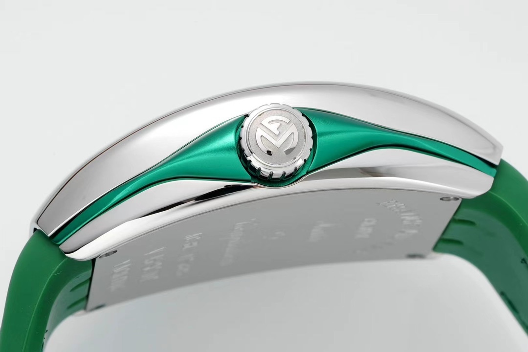 ABF 最高品質綠遊艇 新款到貨 Franck Muller 法蘭克穆勒 Vanguard Yachting V45遊艇系列 44x54 mm
1.表殼100%原版開模 特別是三明治結構表殼 中間內側 藍色的側槽和把頭位置凸出來的藍色耳位 更是使表殼的製作過程更加困難 然後歷時10個多月經過多次初版校對 終於研發製作成功 完全採用316精鋼製作 而非市場低成本的塑膠模具 
2.本版本V45綠色遊艇字面 真法郎字丁 都是採用原裝1：1高度的數字凹邊內法郎烤真丁 成本高 製作複雜 良品率低 字面下層有放大鏡