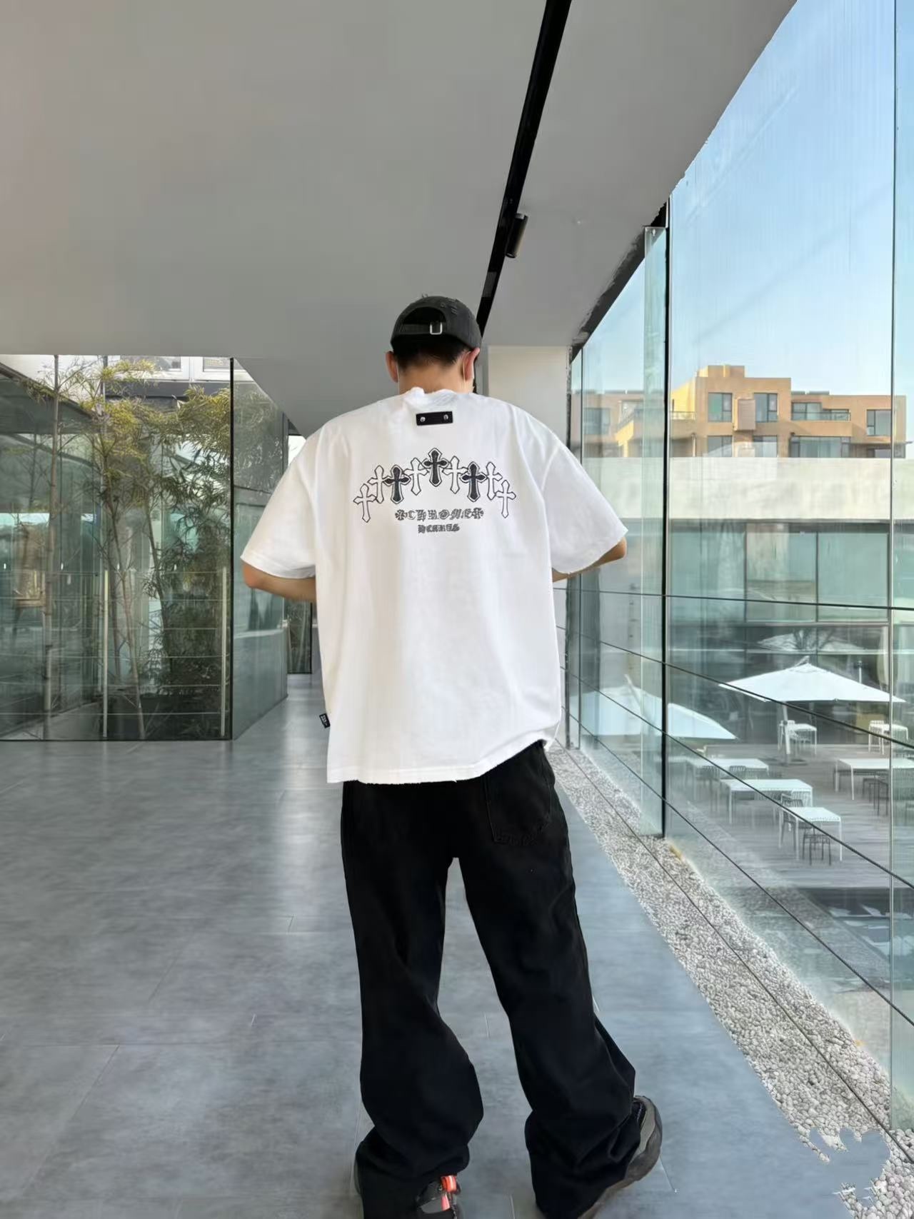 CHROME HEARTS克羅心CH 26ss 梵文十字架刺繡短袖T恤
No.1的質量 真正天花板品質，正確320g定織定染雙紗面料 柔軟舒適，成衣洗水 定染螺紋 無色差 不變形 手工磨爛超重工藝。螺紋領口均為克某心原領口 高包裹度 領口寬度和櫃櫃精確到毫米 厚領口不易變形，注意做工 領口處針腳 無折疊 順暢自然沒重疊線 真正還原 這是多少人都做不到的 ，區別市場通貨!
M1 Size: S-XL