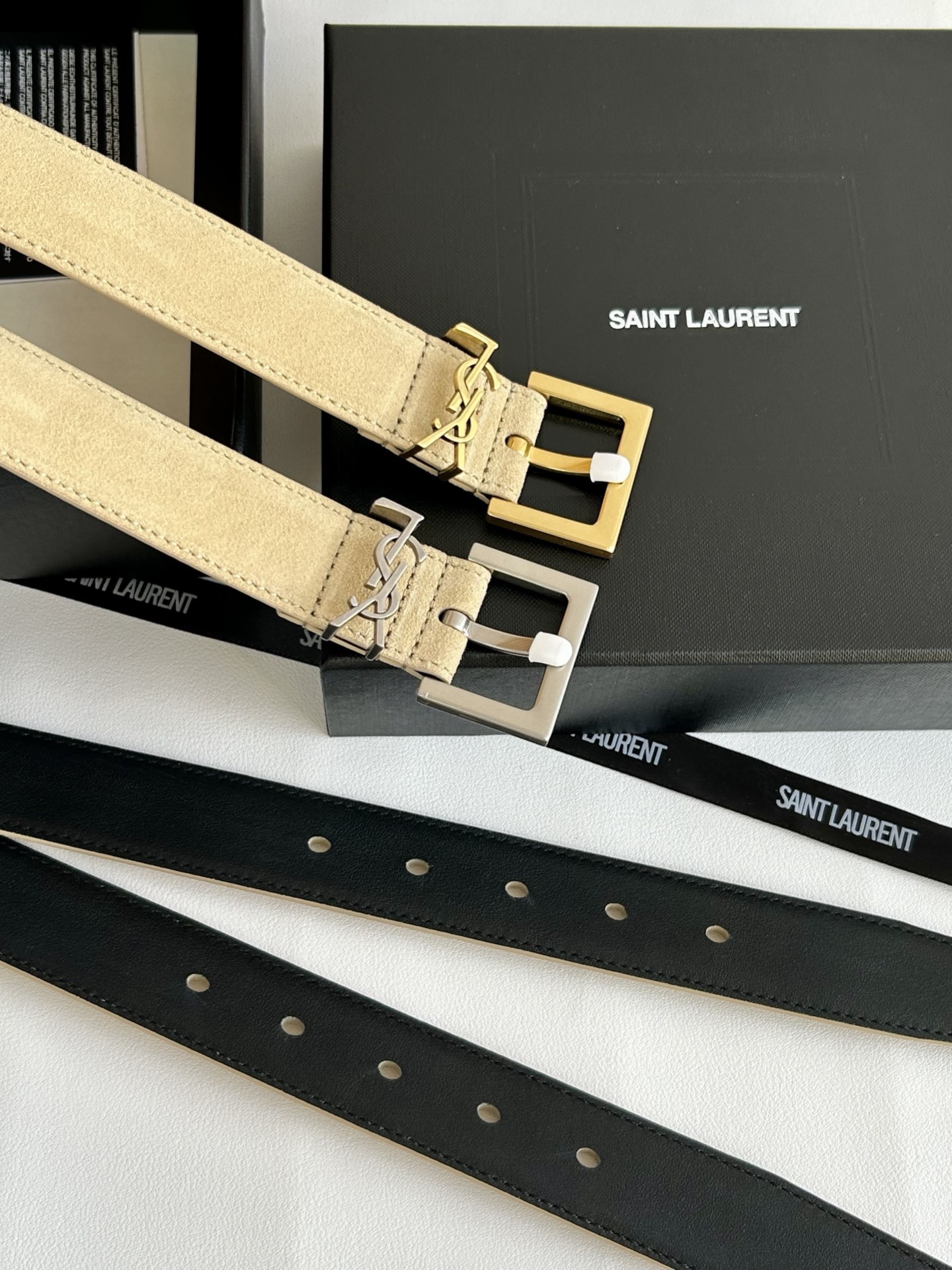 聖羅蘭 女士腰帶，進口小牛皮 配以CASSANDRE 標識腰帶環。古銅色金銀五金可選。精緻優雅的設計，寬度3.0cm