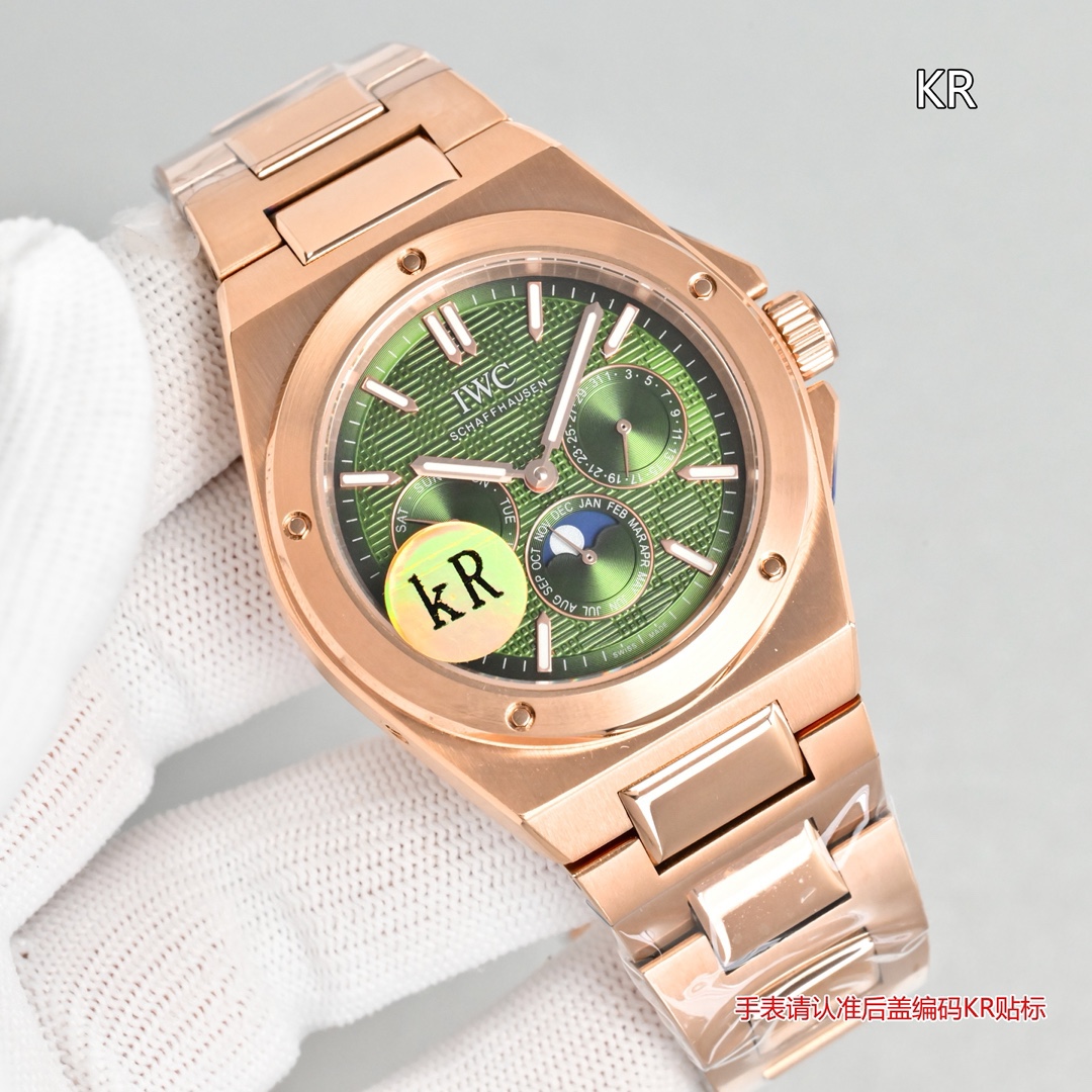 KR新品  萬國工程師系列萬年曆腕表，復刻界最複雜的腕表，所有功能同步原裝，所有功能調節通過把頭控制.
1⃣️【功能介紹】3點鐘位置顯示日曆，9點鐘位置顯示星期，6點鐘月份月相指針顯示。

2⃣️【做工精細】外殼採用原版同樣的三件套結構，中間拉絲，上下殼為拋光，鏡面採用高成本的鍋蓋形藍寶石，使其質感提升。

3⃣️【機芯性能】尺寸41.6mm,機芯採用天津機芯改82600，高效穩定，動力時間長達72小時以上，進行加裝複雜的萬年曆模塊，而且同步所有功能實現同步原裝通過把頭調節。
