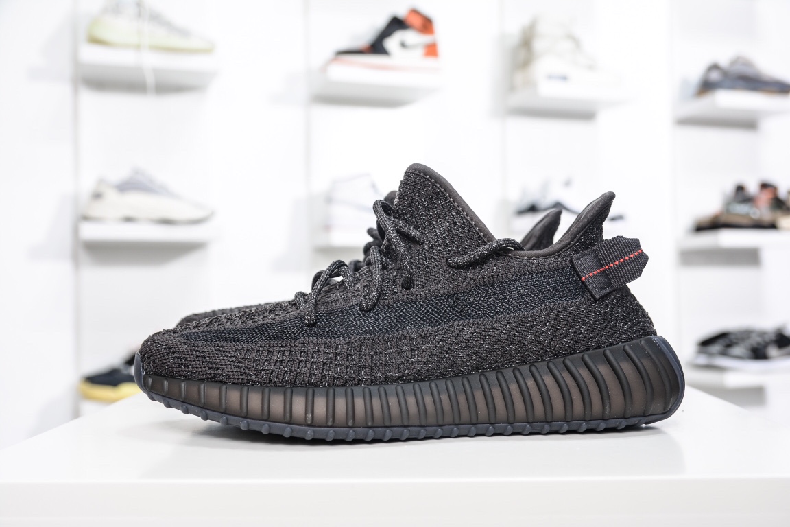 

【顶级版本】Adidas Yeezy Boost 350V2 黑满天星
  市面做好的版本 品控细节无敌 
上脚踩屎感无敌 夏季鞋柜主力👏

货号：FU9007
尺码：36 36 36.5 37 38 38.5 39 40 40.5 41 42 42.5 43 44 44.5 45 46 46.5 47 48