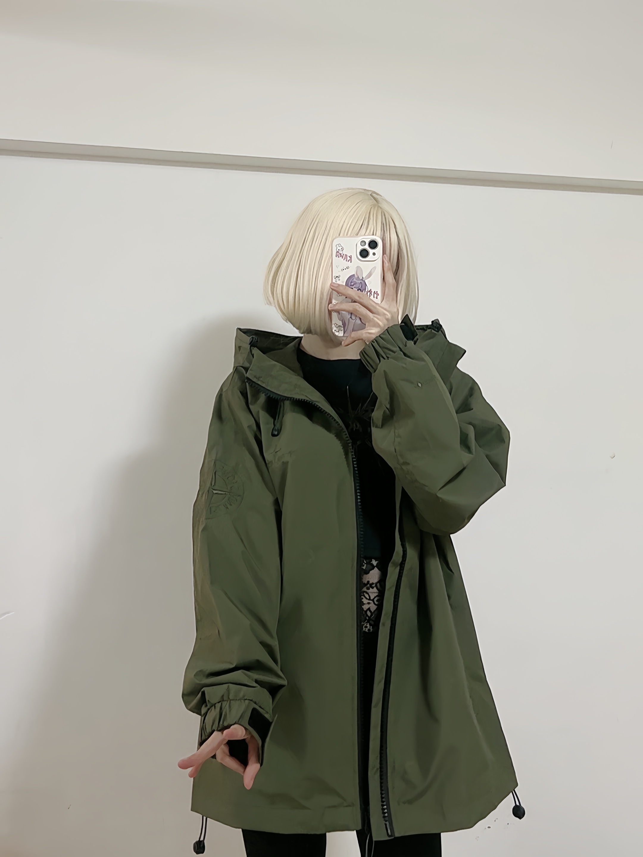 Stone Island/石頭島 24ss 手臂刺繡羅盤衝鋒衣外套
石頭島春季最熱單品 超級吸睛的一款衝鋒衣外套 一眼就能愛上 採用梭織防風防水面料 手感細膩順滑 寬松連帽的版型  水洗標一應俱全 細節滿滿的一款衝鋒衣 大廠代工 品質可靠 

-略帶復古感的機能衝鋒衣 城市徒步 戶外穿行都很出挑 男女都可以駕馭的一款潮流單品 
Color：黑色
A Size：S-XXL