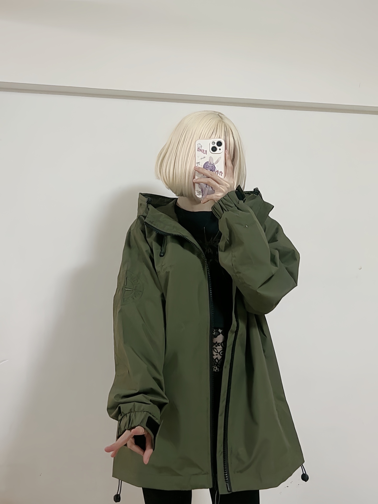 Stone Island/石頭島 24ss 手臂刺繡羅盤衝鋒衣外套
石頭島春季最熱單品 超級吸睛的一款衝鋒衣外套 一眼就能愛上 採用梭織防風防水面料 手感細膩順滑 寬松連帽的版型  水洗標一應俱全 細節滿滿的一款衝鋒衣 大廠代工 品質可靠 

-略帶復古感的機能衝鋒衣 城市徒步 戶外穿行都很出挑 男女都可以駕馭的一款潮流單品 
Color：黑色
A Size：S-XXL