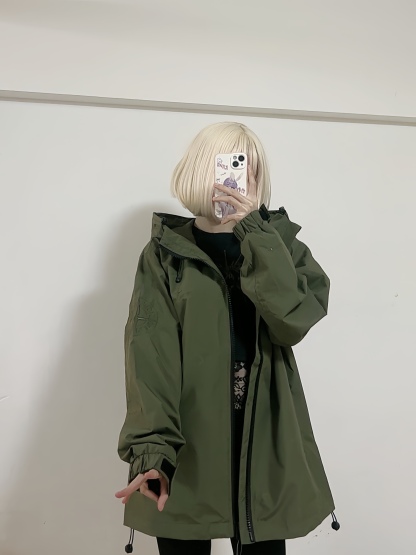 Stone Island/石頭島 24ss 手臂刺繡羅盤衝鋒衣外套
石頭島春季最熱單品 超級吸睛的一款衝鋒衣外套 一眼就能愛上 採用梭織防風防水面料 手感細膩順滑 寬松連帽的版型  水洗標一應俱全 細節滿滿的一款衝鋒衣 大廠代工 品質可靠 

-略帶復古感的機能衝鋒衣 城市徒步 戶外穿行都很出挑 男女都可以駕馭的一款潮流單品 
Color：黑色
A Size：S-XXL