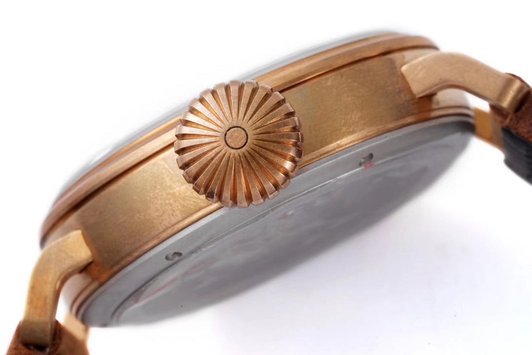 SⅤ又添新作真利時飛行員系列2019年度新款 好萊塢大片青銅騎士殺到！！！真力時是胡歌和靳東等“老幹部”們十分喜歡佩戴的腕表品牌之一，這款青銅材質的腕表散髮著一身正氣，本身就是腕表界的“老幹部”，戴上它足以從外在增添內涵。腕表45毫米的表殼由青銅打造，表鏡採用弧形雙面防眩處理藍寶石水晶，淺變綠色錶盤上粗體阿拉伯數字時標和鍍金琢面的指針上都覆有SuperLuminova SLN C3超級夜光物料，夜間仍可清晰讀取時間，SV 真力時飛行員系列，實現你的大飛夢