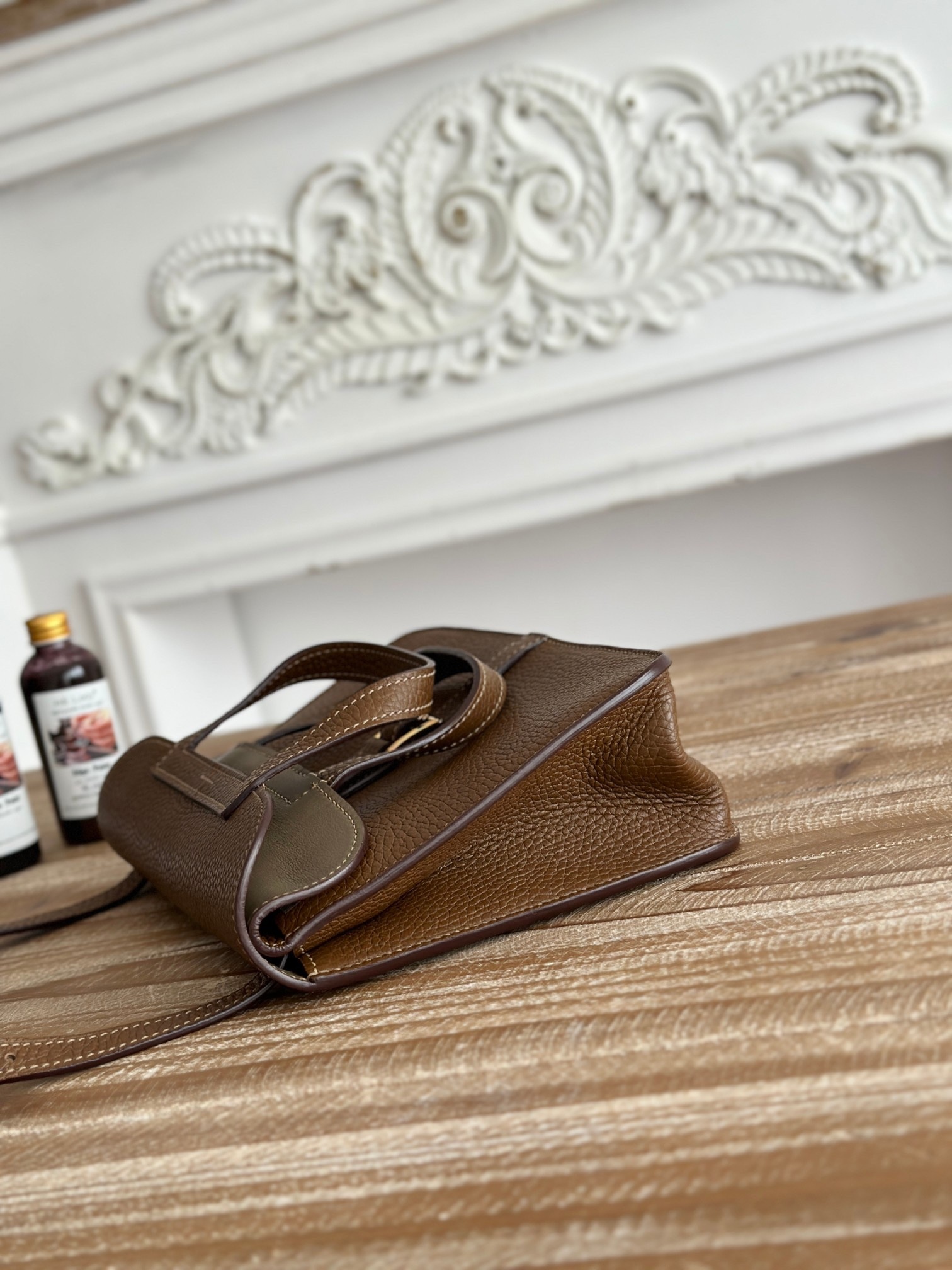 馬蹄包  半手工蠟線	Halzan	
 能滿足各種背法的!!
①手拎包②斜挎包③單肩包④手拿包
togo皮、五金細緻到油邊 無處不精緻√ 
尺寸：25cm