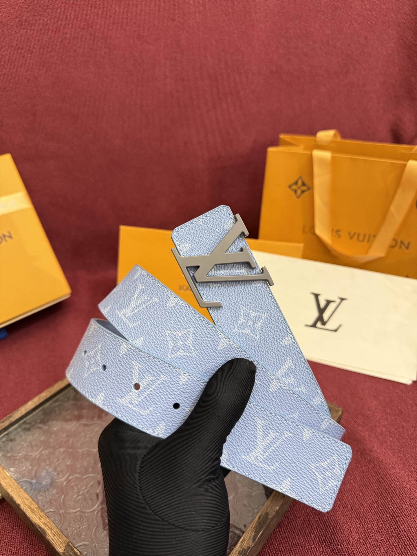 
lv男士新款皮帶寬度4cm 訂製帆布面料飾有全新的圖案效果(顏色純正) 襯托進口小牛皮配色底 搭配精緻的字母搭扣 手感極佳