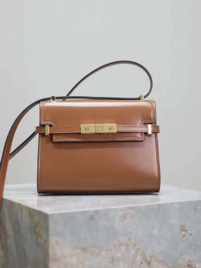 Manhattan mini_腋下/斜挎包
曼哈頓的經典造型，給人一種氣場很大的感覺！全包採用原廠牛皮精心製作，翻蓋中央的金屬搭扣是曼哈頓系列的標誌性元素，包內有一卡袋，無其他多餘隔層，所以自重超級輕！可以肩背 斜挎及腋下背法。整體風格幹練又率性，是超級簡約耐看又大方的款式！
型號：727766
尺寸：19×14×4cm