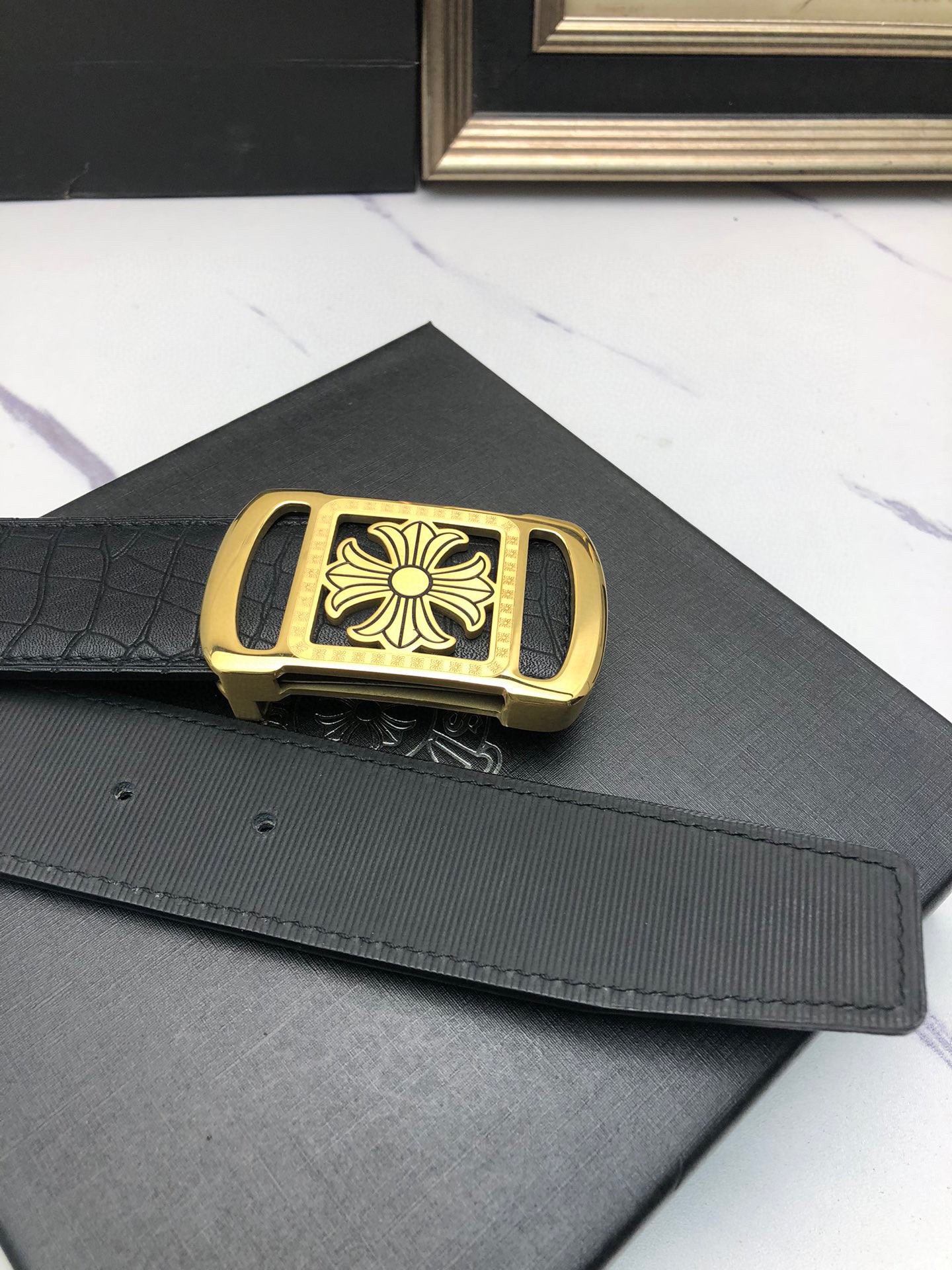 克羅星：原單頭層牛皮燙印花紋面，內襯頭層小牛皮底，搭配原單自動扣，可裁剪的自動帶，此款腰帶面雙採用意大利原定廠制進口牛皮帶身 ，對專版櫃足寬3.5