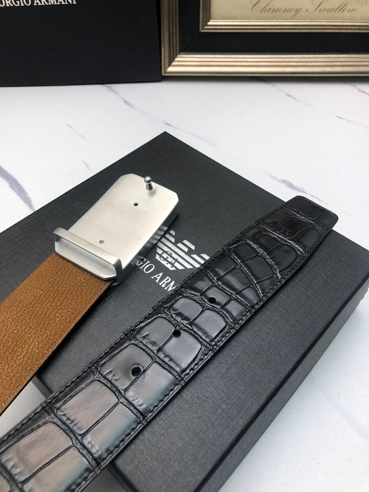 阿曼妮：原單頭層牛皮鰐魚花紋，內襯頭層鹿皮底，營造織紋外觀。飾以標誌原單扣。專櫃寬度4.0