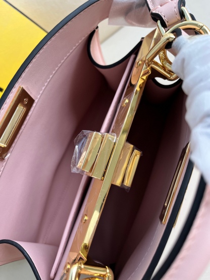 Peekaboo Iseeu 皮革手袋更多細節 Iconic Peekaboo ISeeU手袋，皮革材質，兩側綴以經典的扭鎖。柔和軟納帕皮革襯里，兩個隔層由硬質隔板隔開，配有系扣內部口袋和金色金屬件。手袋配有手柄和可調節、可拆卸式肩帶，可手提、肩背或斜挎。意大利製造 材質： 面料：牛皮革 里料：羊皮革 深度：11 長度 27 高度 21 
款號：0229