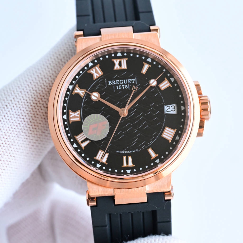 CF新品發佈會，寶璣-Breguet
航海MARINE航海系列5517款腕表，航海天文鐘的起源作品，“時計本是兵家利器”說的就是這款腕表，鐘錶界的巨作。工廠全面抄寫原裝數據，98%還原殼型字面，彰顯原裝優雅硬朗的氣質，原裝同款777A自動機械機芯，鐫刻獨立編號與寶璣先生簽名。直徑40毫米。正反均為藍寶石防刮玻璃，旋入式防水錶冠。實測防水深度100米。搭配飾有太陽放射紋錶盤，配裝進口天然橡膠錶帶，以零頭的價格給您帶來原裝超值體驗。