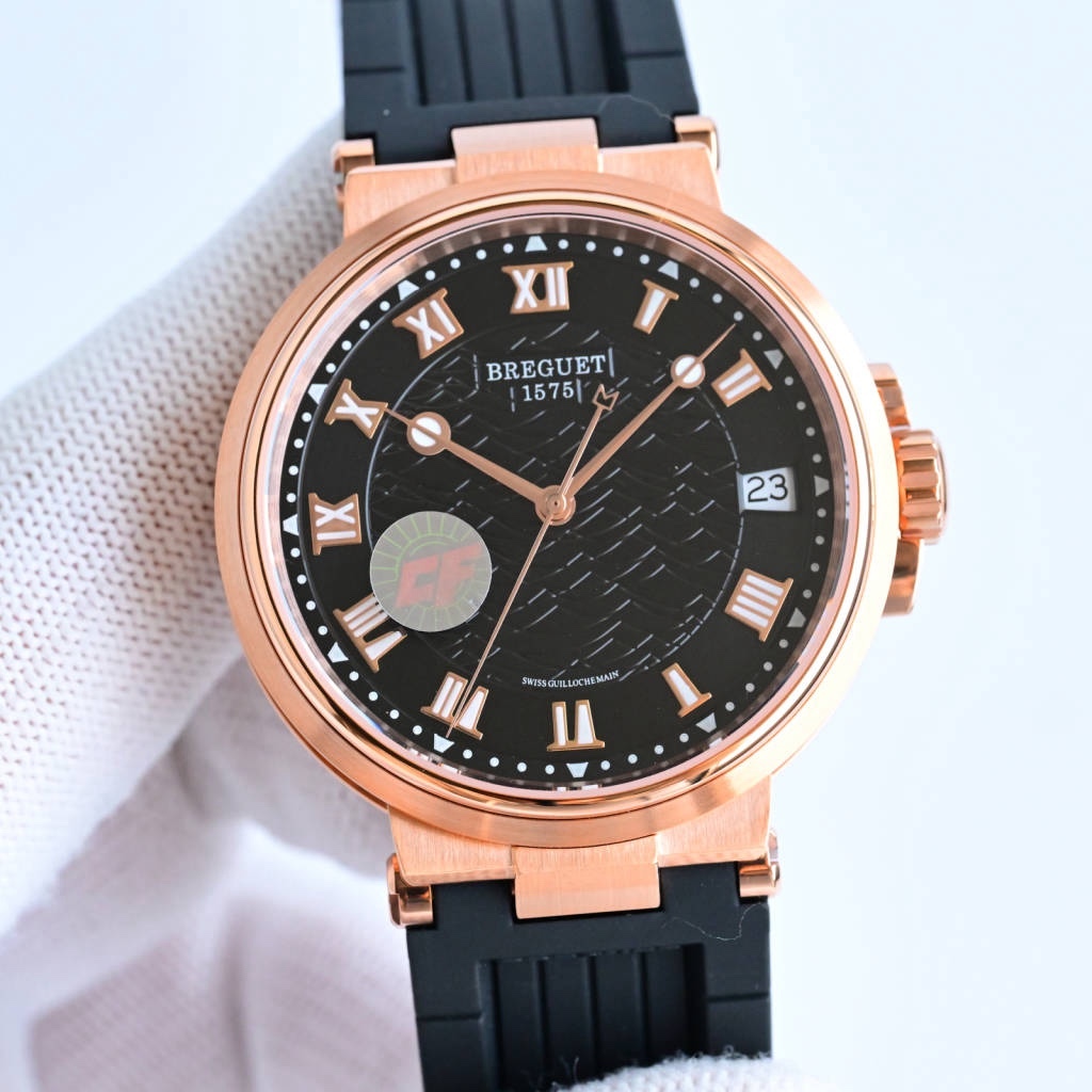 CF新品發佈會，寶璣-Breguet
航海MARINE航海系列5517款腕表，航海天文鐘的起源作品，“時計本是兵家利器”說的就是這款腕表，鐘錶界的巨作。工廠全面抄寫原裝數據，98%還原殼型字面，彰顯原裝優雅硬朗的氣質，原裝同款777A自動機械機芯，鐫刻獨立編號與寶璣先生簽名。直徑40毫米。正反均為藍寶石防刮玻璃，旋入式防水錶冠。實測防水深度100米。搭配飾有太陽放射紋錶盤，配裝進口天然橡膠錶帶，以零頭的價格給您帶來原裝超值體驗。