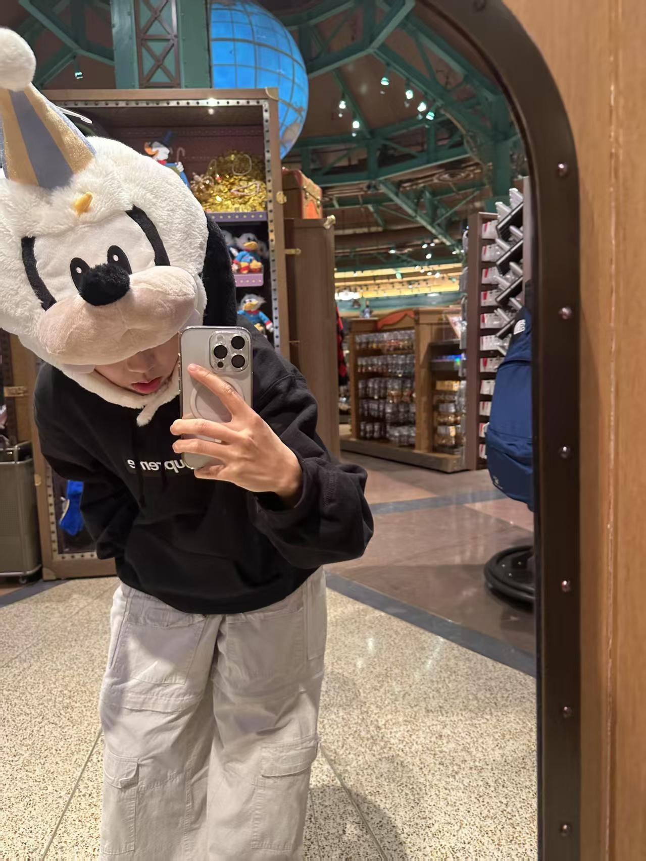 Supreme FW24 WEEK17 Box Logo Hooded Sweatshirt 胸前徽標刺繡logo口袋連帽衛衣帽衫
面料460克 高克重 面布質感強 韌性好 衣服收針處都有打套結（起到加固 久穿不變形 市面普通版本是沒有的哦） 歡迎對比 品質保證
F 尺碼：S M L XL