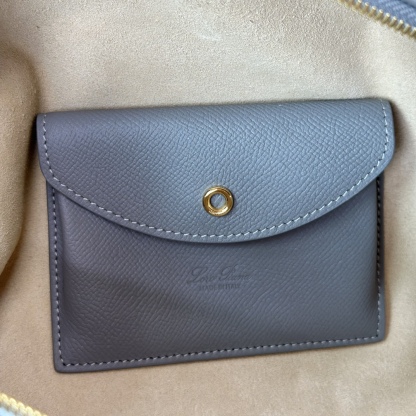 𝓛𝓸𝓻𝓸 𝓟𝓲𝓪𝓷𝓪 諾悠翩雅
𝑬𝒙𝒕𝒓𝒂 𝑩𝒂𝒈 𝑳𝟐𝟕 
寬開口加大容量斜挎包，包型設計更立體更有型，包身採用進口原廠小牛皮，手感柔軟而獨特，包包內部結構多了內袋。雙向加長拉鍊開合，配有My Charms金色金屬掛飾（LP特級純鋼五金配件）
size：27*16*10釐米
配全套專櫃禮盒包裝🎁