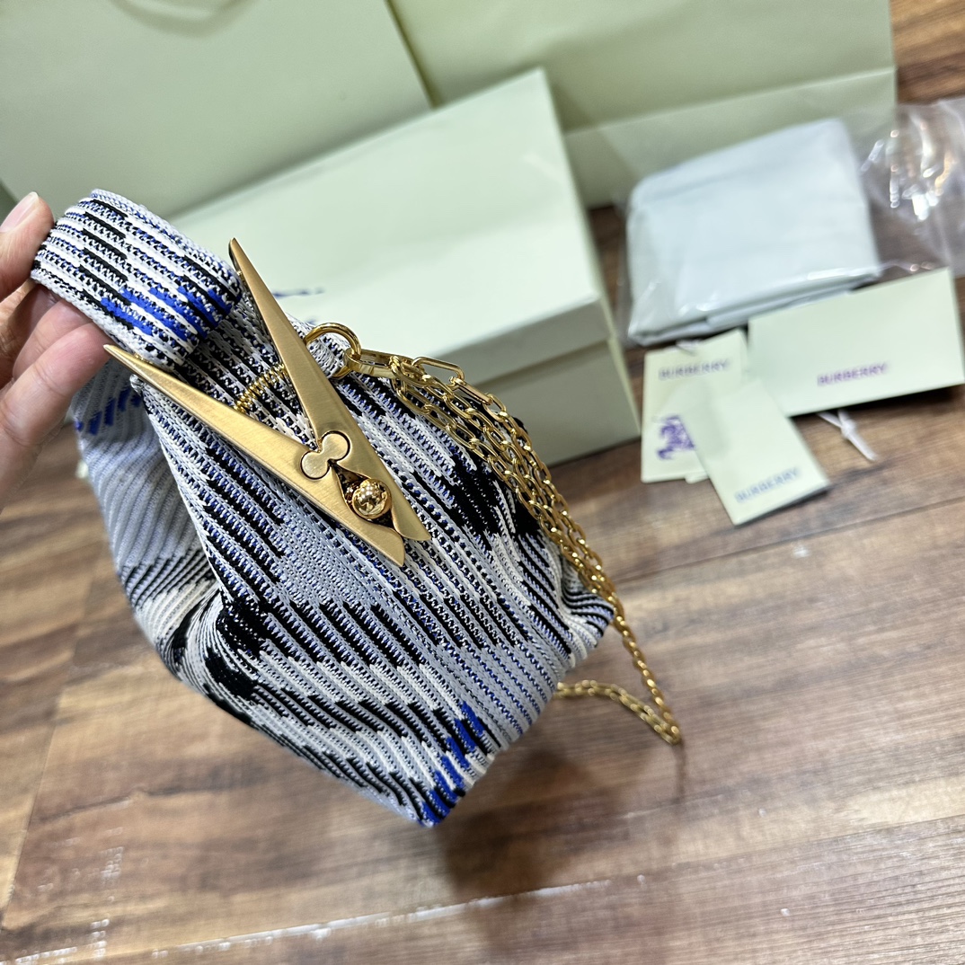 迷你鏈條版Peg手拿包全新mini
新增可拆卸金屬鏈條 實用性更強
尺寸16×10× 26cm.