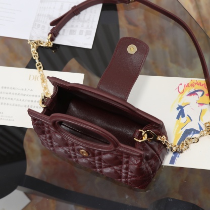 原廠級 酒紅色鏈條手袋
這款 Dior Jolie Top Handle 迷你鏈條手袋是二零二六早春成衣系列新品，呈現出優雅精緻的設計。採用黑色羊皮革精心製作，飾以藤格紋，翻蓋點綴以金色飾面金屬 CD 標誌和白色樹脂珠飾。內設一個隔層，可收納各種日常用品。搭配雙頂部手柄和可調節、可拆卸 CD 鏈條肩帶，肩帶由皮革帶和 CD 鏈環組成，飾以白色樹脂珠飾，可舒適手提、肩背或斜挎，可與日常或晚裝造型搭配。
