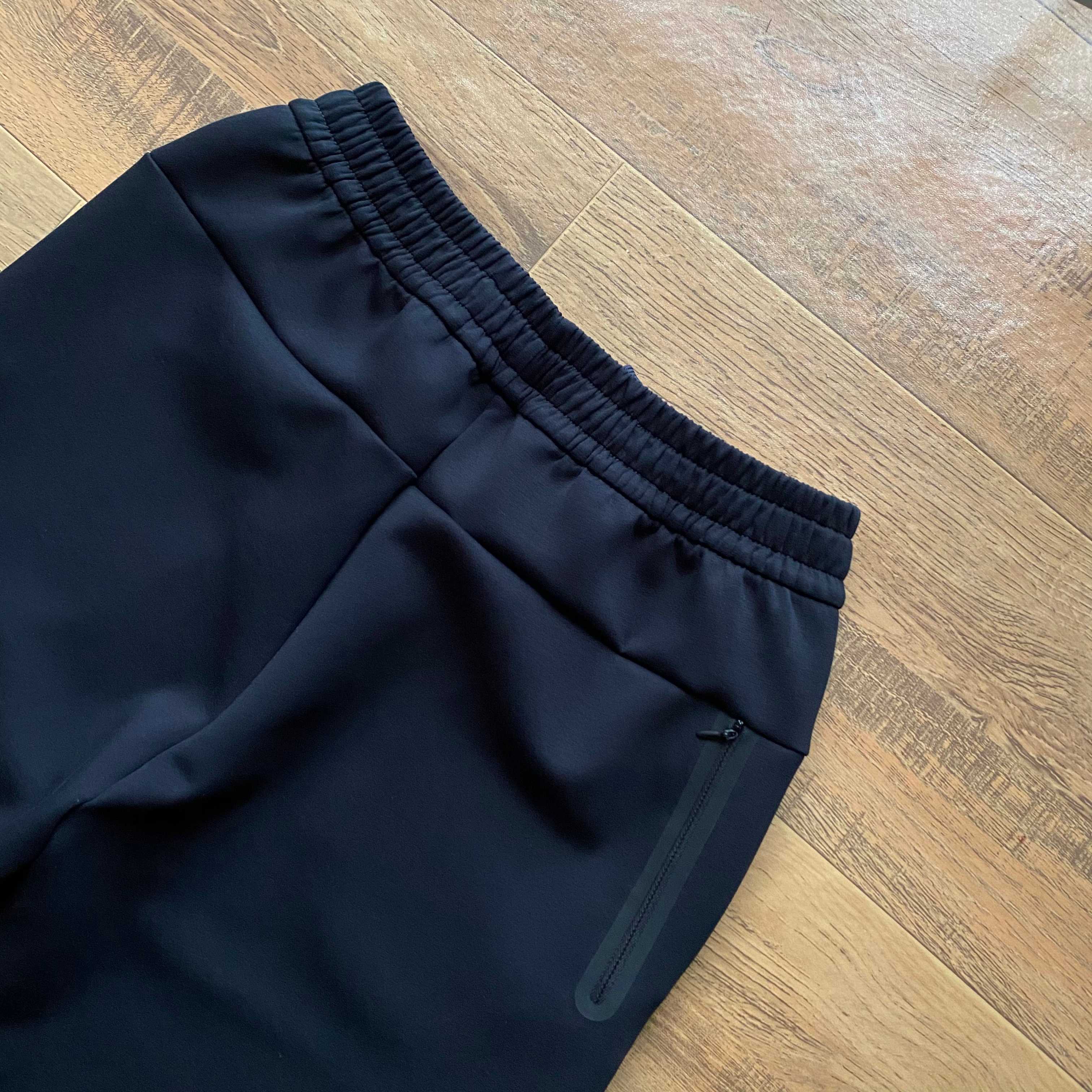 lululemon 露露  2026年春秋季新款男空氣棉休閒長褲  鬆緊腰帶 男士休閒運動衛褲！經典時尚款，客供彈力空氣層面料，軟糯垂彈，舒適透氣！採用空氣棉面料，上身絲滑，柔軟親膚，舒適透氣，不起球，不褪色，耐洗耐穿，上身百搭，不臃腫！做工精細，品質保證！精美logo燙印，兩側隱藏拉鍊口袋，做工細節都非常不錯，上身簡約百搭！立腰部鬆緊抽繩，兩側拉鍊口袋，做工走線整齊密集，高品質精品貨，空氣層面料定織定染，無色差。寬松版型，不挑腿型，更加遮肉顯瘦，烘托休閒隨意舒適的氣氛，不管怎麼穿搭都好看！