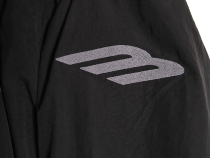 🔝Balenciaga 巴黎世家 26SS 3M徽章衝鋒衣夾克外套
Football系列夾克 黑色主調+灰色Logo刺繡 緞面材質自帶光澤 oversize版型超顯瘦 立領設計利落有型 袖口和下擺細節豐富 左下角“88”數字+品牌元素 辨識度超高 日常街頭、暗黑風都能輕鬆駕馭 搭配同系列衛衣或褲子 酷感造型輕鬆get
尺碼：XS-L