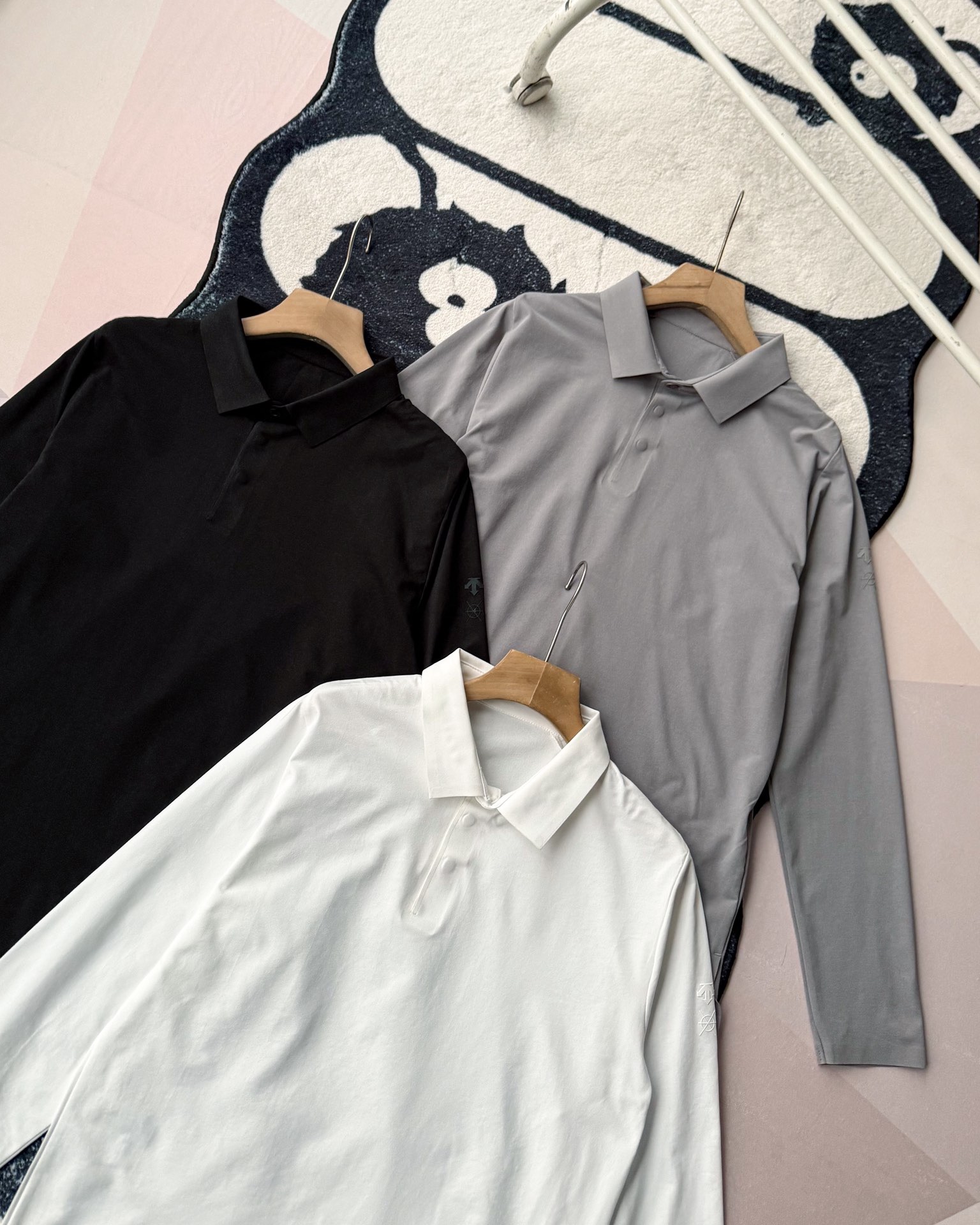 春季新款DESCENTE迪桑特吸濕長袖防曬+抗菌SECOt恤翻領POLO
2026春季新款
大身採用迪桑特自研面料，具有吸濕速乾，UPF215+防曬及Polygiene抑菌功能門襟採用激光切割工藝，結合肩部超聲波貼合工藝，提升細節品質感領口，門襟及下擺均採用熱壓工藝，外觀平整
頻繁穿梭於不同目的地航站樓，美學與實用兼具的著裝是應對高強度，快節奏，多場景工作的基礎。將戶外防護功能面料與都市生活設計剪裁兼容並蓄，實現全日多場景無縫切換讓戶外成為生活的新常態。