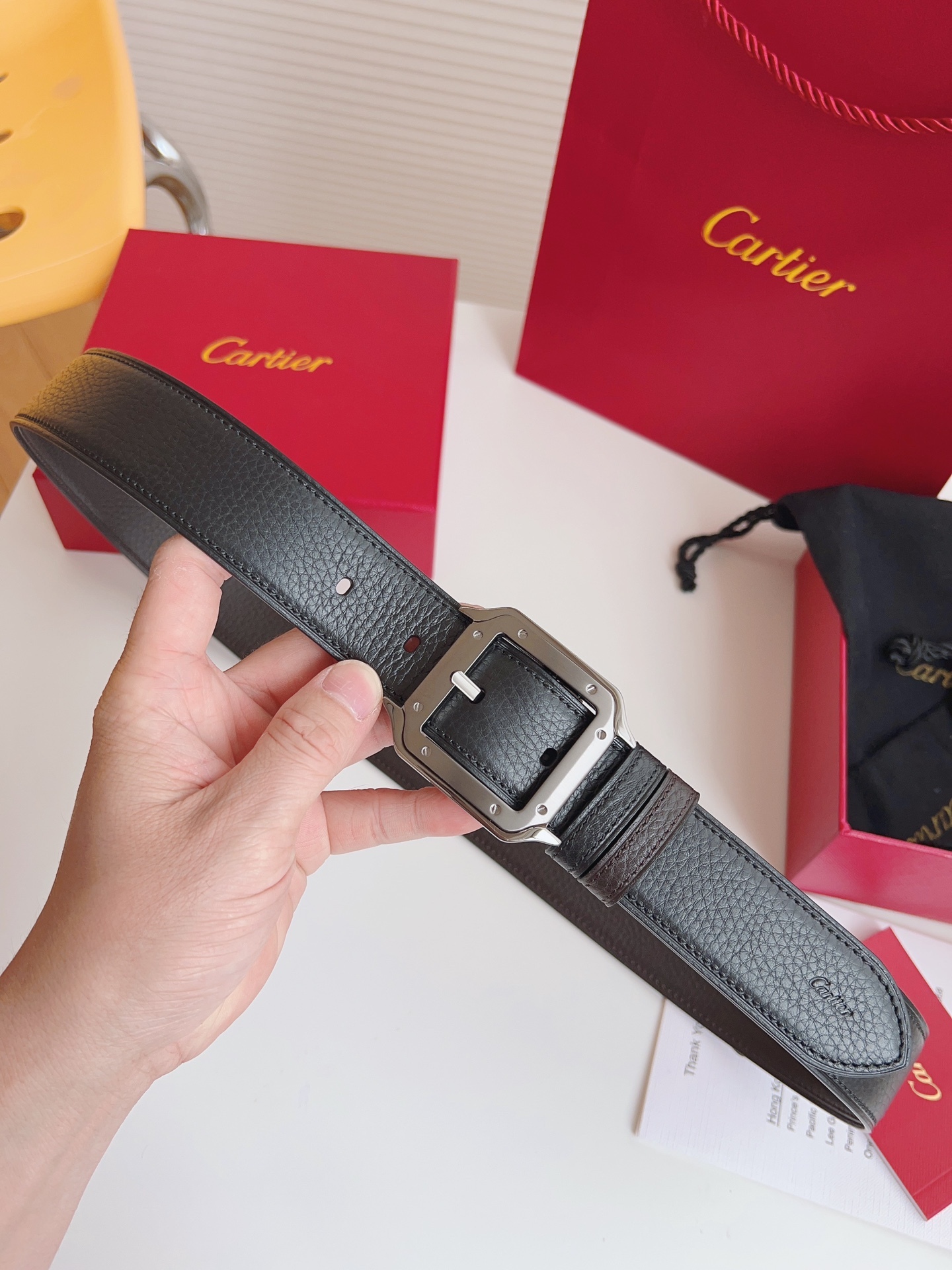 
Cartier（卡地亞）憑借匠心傑作展現與眾不同的美感，融合精湛工藝與經典設計，演繹雋永風格；瀟灑不羈，果敢獨立！此款式易搭配服飾；休閒正裝兩相宜。皮帶寬度：35mm