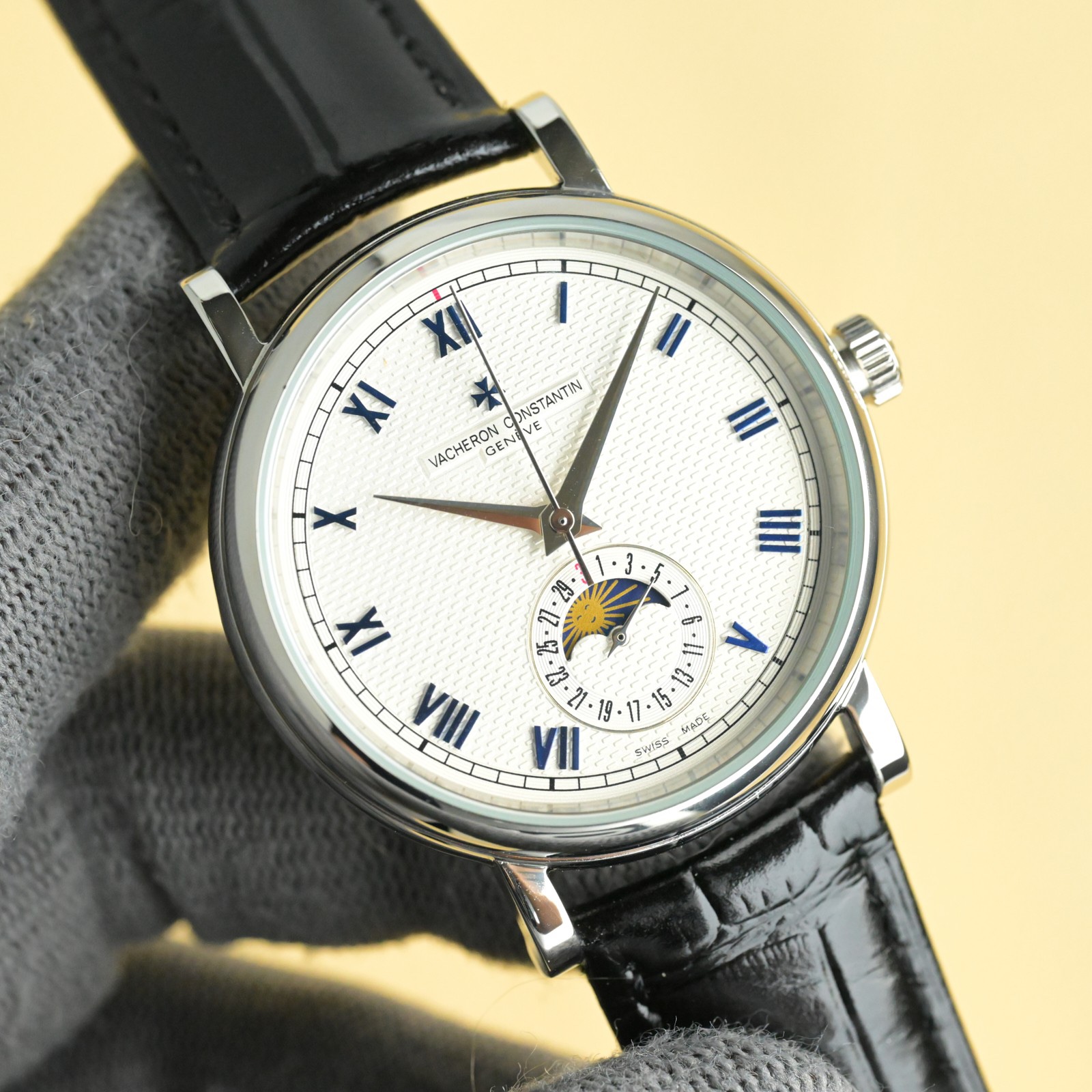 
江詩丹頓【VACHERON CONSTANTIN】傳襲系列男士腕表！全新複雜日月星辰多功能腕表，超強夜光。搭載原裝進口2824-2自動上鏈機械機芯，匯集月份顯示，日月相顯示等功能於一身，堪稱完美，秉承瑞士制表工藝，全鋼鍍納米鉑金表技術，PVD爐內電鍍工藝，法國藍寶石防刮鏡面，進口意大利小牛皮搭配原裝扣，打造出頂級完美產品，尺寸:40*10mm