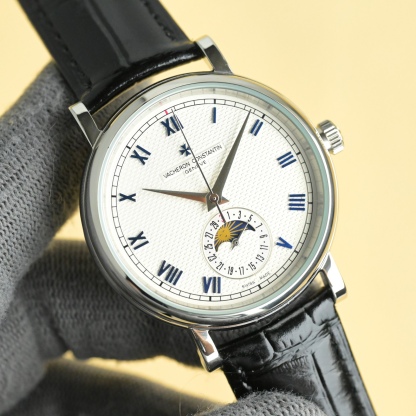 
江詩丹頓【VACHERON CONSTANTIN】傳襲系列男士腕表！全新複雜日月星辰多功能腕表，超強夜光。搭載原裝進口2824-2自動上鏈機械機芯，匯集月份顯示，日月相顯示等功能於一身，堪稱完美，秉承瑞士制表工藝，全鋼鍍納米鉑金表技術，PVD爐內電鍍工藝，法國藍寶石防刮鏡面，進口意大利小牛皮搭配原裝扣，打造出頂級完美產品，尺寸:40*10mm