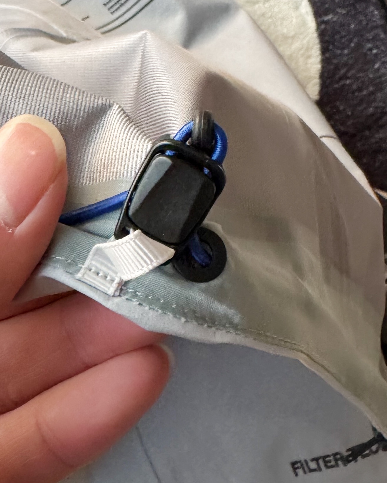 KAILAS凱樂石博格達衝鋒衣！防風防水透氣保溫，六色可選！面料採用與100D Gore-Tex Pro同級防護科技，人性化剪裁設計立體剪裁在肩部、肘部預留充足活動空間，背負重包時也不會束縛動作。風帽後側設有抽繩調節系統，暴雨時收緊可防止雨水糊臉；袖口採用鈎環固定，大幅活動時不易移位。透氣與輕量平衡腋下雙拉鍊設計能在運動時形成有效通風。整體重量控制得當，長途徒步不會造成負擔。可拆卸內膽：三合一設計最驚喜的是羽絨內膽
羽絨內膽特別輕便，保暖效果很好；可拆卸，很方便穿脫，拆掉羽絨內膽，就是一件風殼