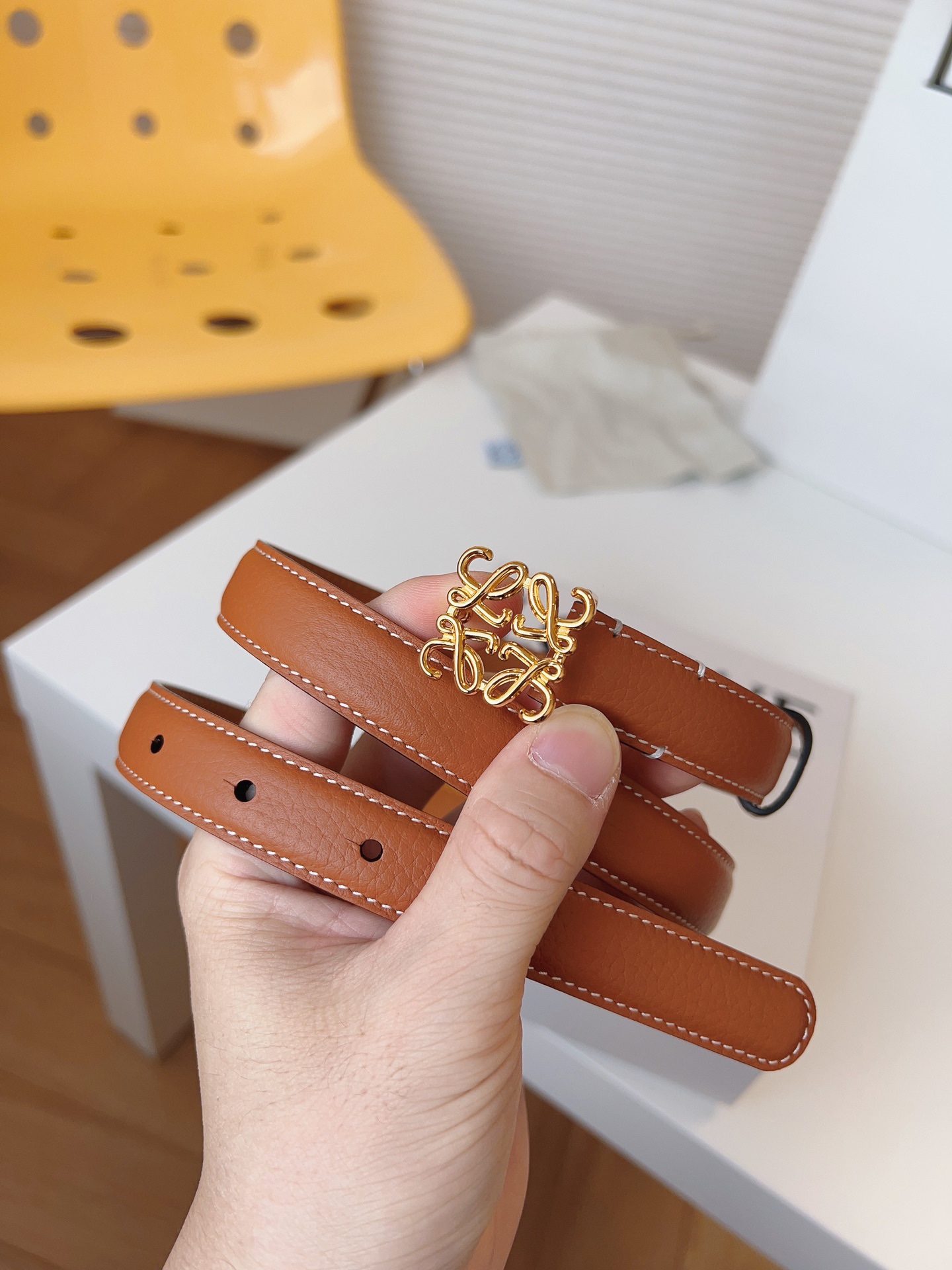 
Loewe 羅意威 經典粒面小牛皮，極簡風格的搭配，腰帶早已不是勒緊褲腰的工具，而是提升衣品，畫龍點睛的飾品；此款腰帶易搭配服飾。皮帶寬度：2.0cm