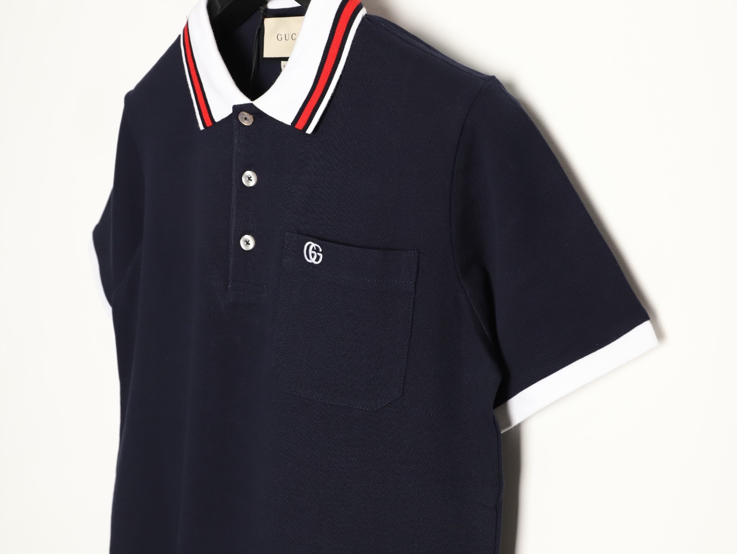 Gucci/古馳 24ss 胸口雙G刺繡Polo短袖
原購入，採用60支雙股250克重棉氨混紡雙面珠地面料，條紋相間拼色衣領定為雙系統提花定織扁機製成。GG互扣刺繡圖案採用進口田島機器，榻榻米刺繡搭配挨針繡工藝，刺繡非常的飽滿，精細針法綿密，以榻榻米刺繡工藝打底，挨針繡描廓邊緣及字母繡花，層次清晰豐富立體。前胸無明線無散口雙層面筒，袖口縫盤螺紋同為扁機織造，採用TAJIMA進口機台加工，人工手縫領標開背領標帶防偽芯片，紐扣開模天然塔羅貝炭黑刻字牛角扣，三標輔料同步定 制。經典翻領設計