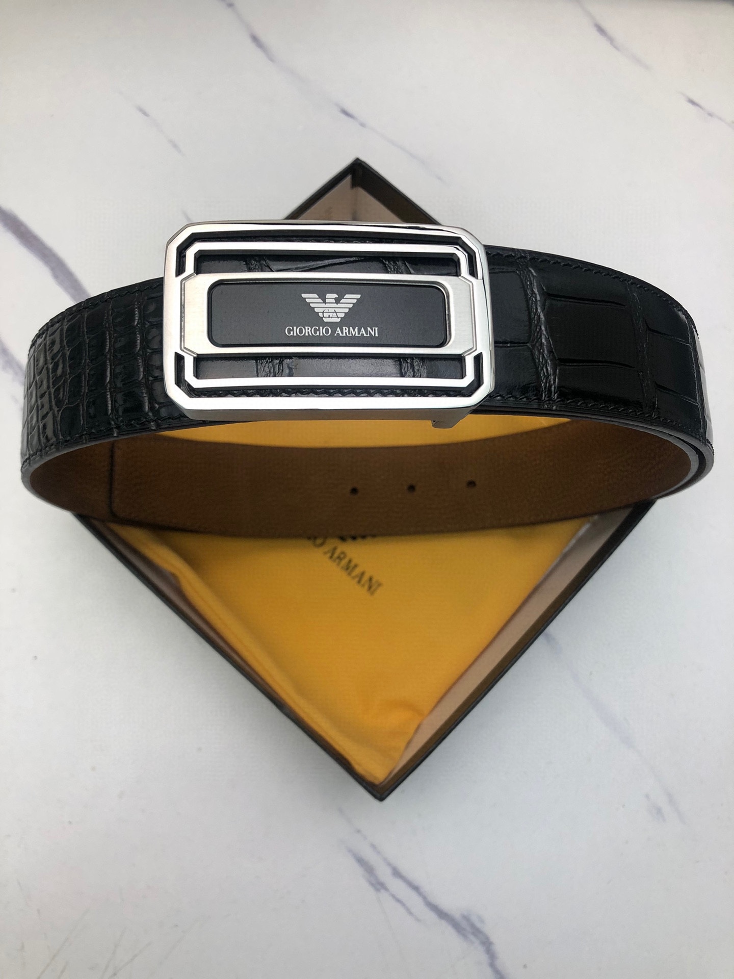 阿曼妮：原單頭層牛皮鰐魚花紋，內襯頭層鹿皮底，營造織紋外觀。飾以標誌原單扣。專櫃寬度4.0