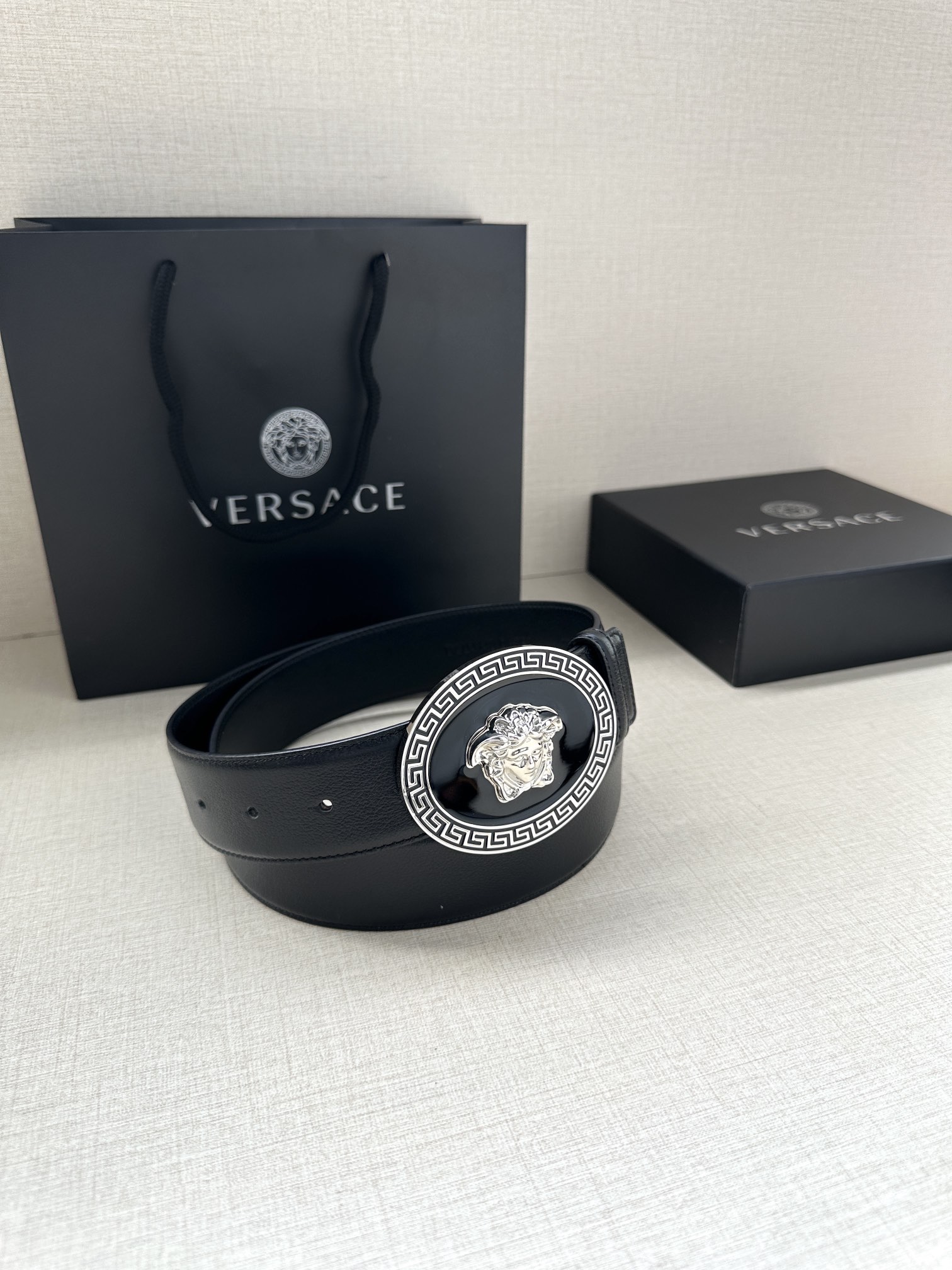 寬度：4.0cm （範思哲） 此款橢圓五金配件、腰帶飾有標誌性的Versace美杜莎頭像扣，彰顯品牌格調。是一款精美的衣櫥必備單品。