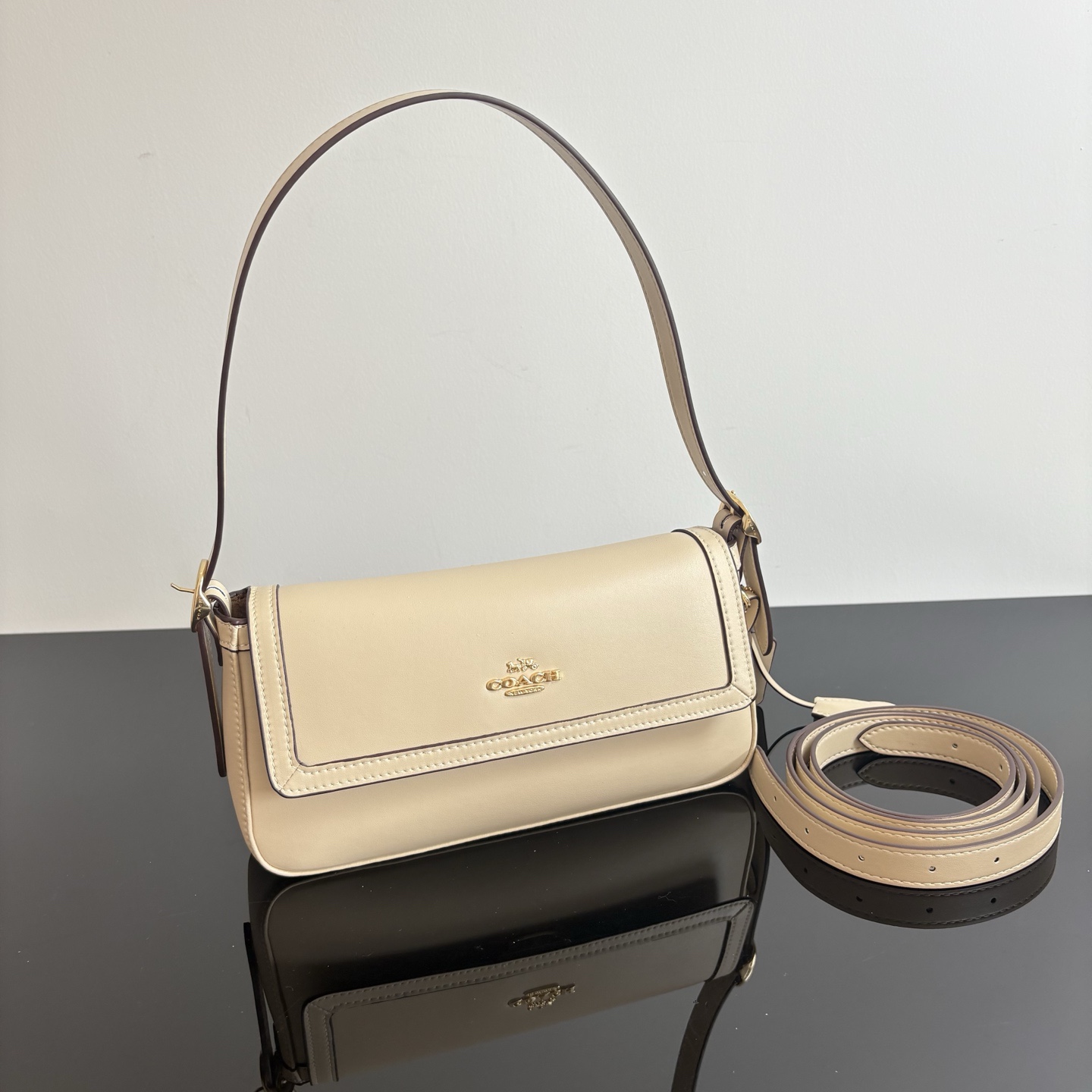 
【新品】COACH/蔻馳奧萊女士ETTA25號翻蓋單肩包腋下包高級通勤 CCV63尺寸25*13.5*6