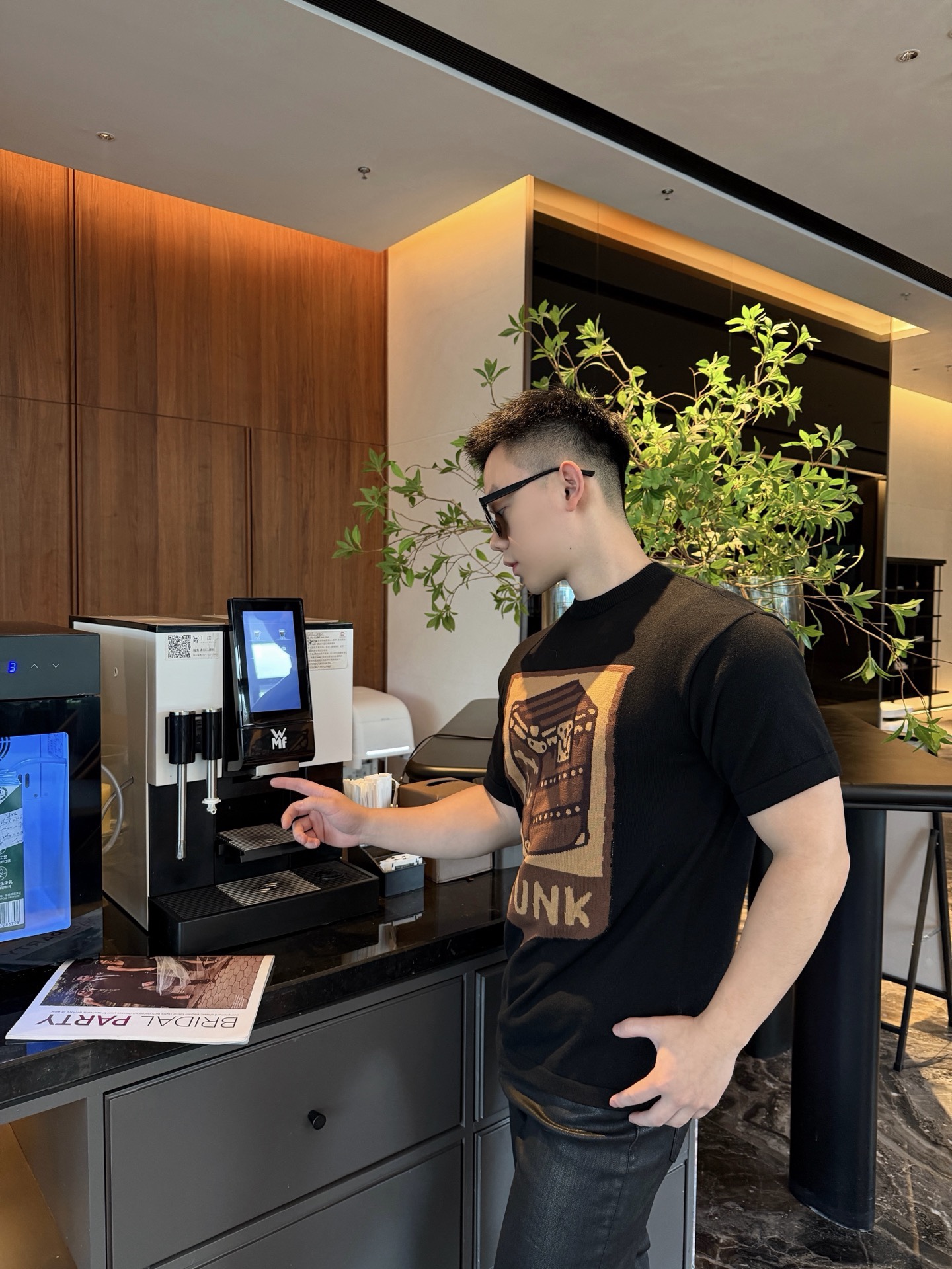 🔝LOUIS VUITTON LV 皮箱幾何圖針織短袖T恤
定織雲柔密紡棉針織料，嵌花提花織法，精細編織不僅確保了圖案的清晰度，還大大增強了織物的耐用性，成衣洗水加軟去味工藝，通過專業的洗滌設備和特定的洗滌劑，對衣物進行深度清潔和去味處理，改善衣物的手感和外觀，寬松版型
B Size：S-XL