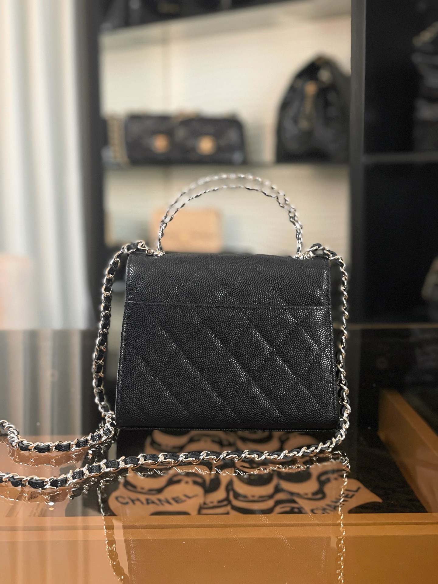 特▪️級鋼 
現貨發售🌱皮穿鏈手柄𝐤𝐞𝐥𝐥𝐲手機包回歸
𝑪𝒉𝒂𝒏𝒆𝒍 𝟐𝟓𝐬｜黑色♥𝐳𝐩級 

這顆絕對是黑馬
第一眼看到就深深愛上💕
顏值不必說 直接閉眼入不會錯
很好打理 也是百搭型
實現了單背斜挎腋下背手拎的效果📷
簡直就是福音〰️
很精緻 值得珍藏🔝

五金：全鋼18K淺金
皮料：獨家Haas小牛皮
尺寸：𝟏𝟒.𝟓*𝟏𝟏.𝟓*𝟓.𝟓 𝚌𝚖
3237