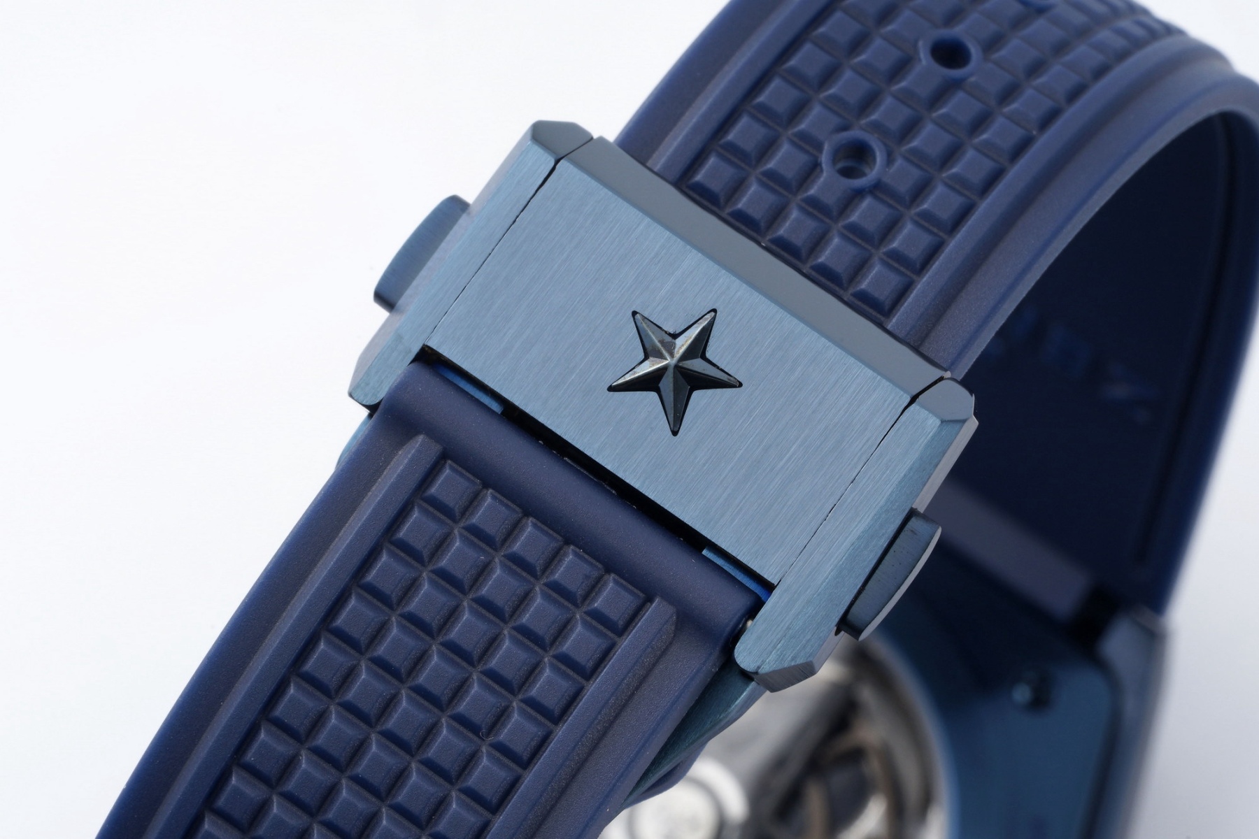 LF真力時DEFY系列全新升級版，殼身 頭粒 機芯 表扣等均做了升級調整。一款根據路虎標誌性花輪轂設計而成的高顏值鏤空腕表。

原裝開模鑄造，極致還原表殼的每一處細節打磨倒角，盡顯原裝菱角分明、堅毅果敢的陽剛氣質。完美的41mm表經，適配大眾男性手寸，正裝休閒兩不誤。根據汽車輪轂設計而成的五角星錶盤，未來概念感十足。同步官網新款五角星折疊扣，搭載定製版Cal.670sk全自動機械機芯，鏤空日曆的大小與位置、機芯夾板、齒輪、五角星陀皆按原版機芯數據拆解鍛造而成。

LF臻品 陳奕迅Eason同款，時尚前衛、