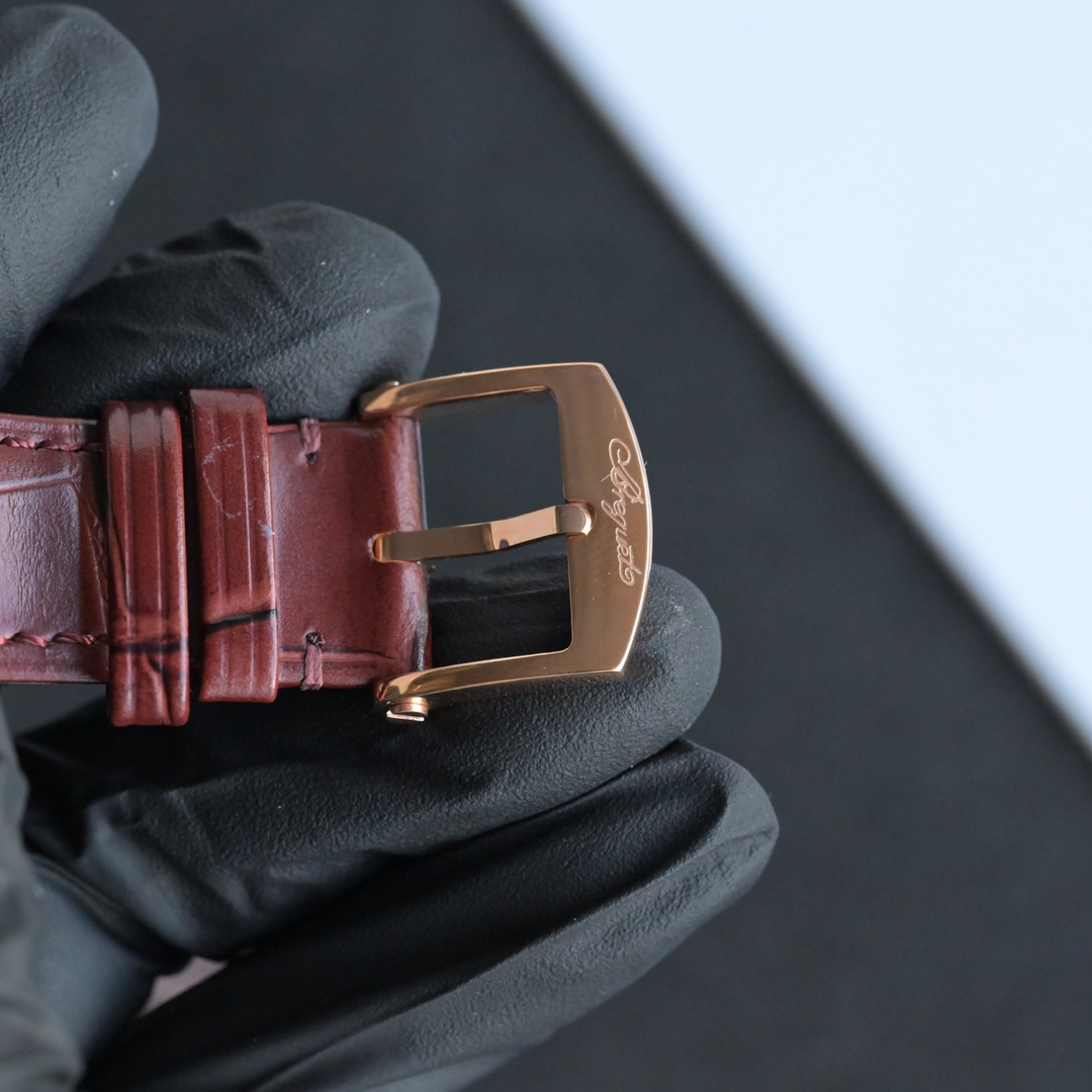 224年前，阿伯拉罕-路易·寶璣先生在他所創立的巴黎鐘錶堤岸制表工坊中，創造了制表史上令無數人贊嘆的陀飛輪調速裝置。這一無比複雜的精密機構彰顯了寶璣先生卓然超群的遠見與創想，時至今日仍對高級制表業有著重要意義。至今，陀飛輪的作用和意義已不僅是提高走時的精准度，而是譜寫了制表領域的輝煌篇章。寶璣陀飛輪時計臻品在百年徵程中不斷創新，超越自我，集精湛機械製造技藝與深厚美學原理於一身，創制出演繹複雜迷人的機械世界。腕表的表冠上刻有著名的寶璣品牌標誌，從側面我們可以看到表王寶璣著名的錢幣紋飾，代表著溫文爾雅