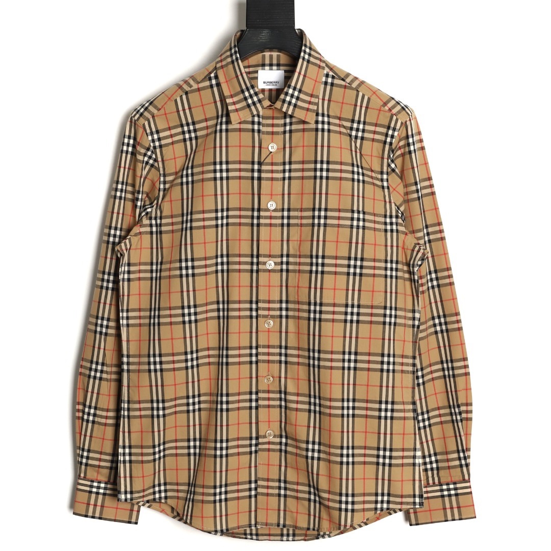 Burberry/巴寶莉 經典口袋小格紋棉質長袖襯衫
面料採用雙股80支梭織小斜紋面料，格紋對位，
紗線定織定染，每個獨立的尺碼都是定位裁片，前幅，口袋，
袖子等部位都是對格對位的，工序複製，費時費料，採用純天然珍珠貝殼紐扣，
洗水嘜定制，多處手工一片一片激光剪裁對位，
所有工序，用料都是ZP做法，區別市面一眼假版本
顏色：卡其小格
S Size：S-XL