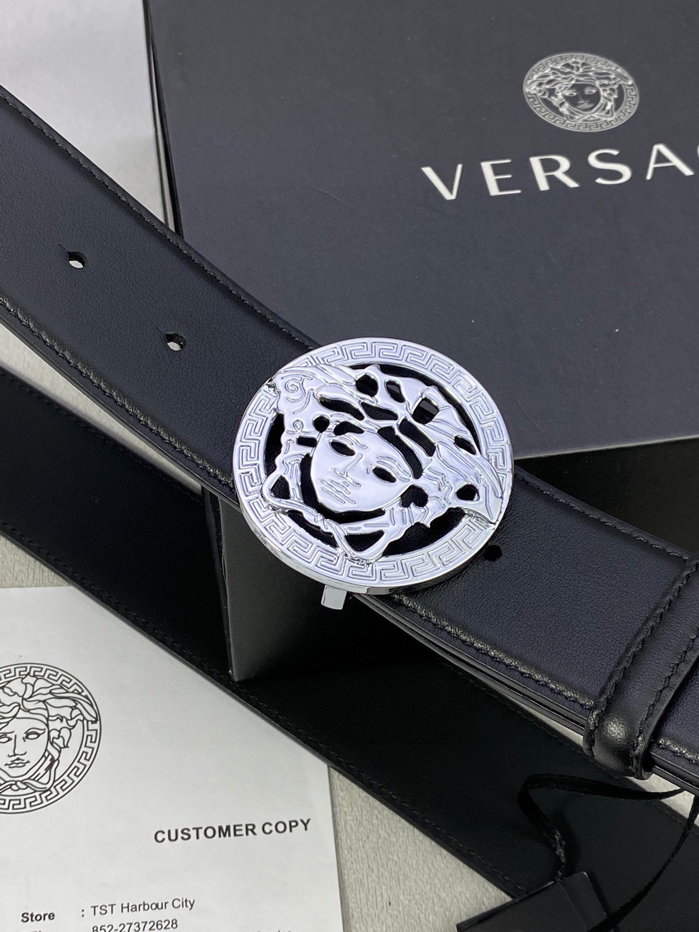 寬度3.8cm VERSACE（範思哲）此款平面皮帶採用小牛皮製成，配有一枚真空電鍍美杜莎頭像腰帶扣，採用穿孔閉合。