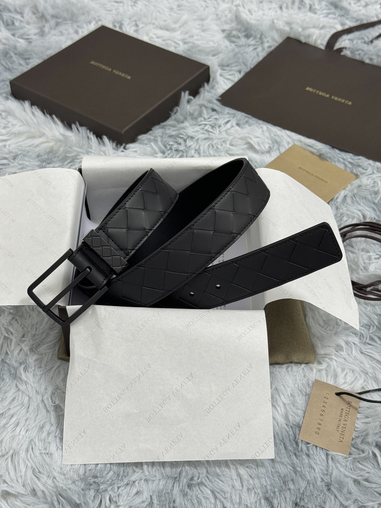 BOTTEGA VENETA   3.5cm   
手工編織牛皮經典之作
每個細節都體現出至高的品味和格調
整體造型增添優雅韻味  
低調奢華的典範
優雅迷人氣息
精緻的手工藝製作。