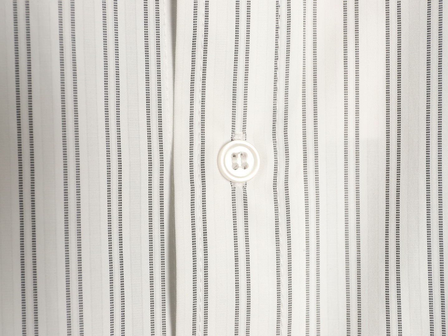 🔝CELINE賽琳CE 凱旋門竪條紋刺繡長袖襯衫
採用100%天然棉花纖維，無任何化纖混紡，從源頭確保面料的純淨度。棉纖維內部的中空結構形成天然“空氣通道”，使面料具備優異的透氣性。空氣可自由流通於纖維間隙，快速排出體表濕氣與熱量，即使長時間穿著也能保持乾爽，避免悶熱黏膩感。同時吸濕性遠超合成纖維。當人體出汗時，面料能迅速吸收汗液並擴散至表面，通過空氣流動加速蒸發，實現“吸濕-釋放”的動態平衡，保持肌膚乾爽舒適。
繡花機以棉線勾勒標誌，針腳細密均勻，確保線條流暢清晰，形成飽滿的立體肌理。刺繡