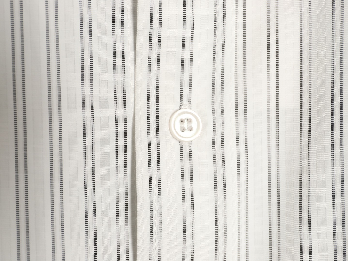 🔝CELINE賽琳CE 凱旋門竪條紋刺繡長袖襯衫
採用100%天然棉花纖維，無任何化纖混紡，從源頭確保面料的純淨度。棉纖維內部的中空結構形成天然“空氣通道”，使面料具備優異的透氣性。空氣可自由流通於纖維間隙，快速排出體表濕氣與熱量，即使長時間穿著也能保持乾爽，避免悶熱黏膩感。同時吸濕性遠超合成纖維。當人體出汗時，面料能迅速吸收汗液並擴散至表面，通過空氣流動加速蒸發，實現“吸濕-釋放”的動態平衡，保持肌膚乾爽舒適。
繡花機以棉線勾勒標誌，針腳細密均勻，確保線條流暢清晰，形成飽滿的立體肌理。刺繡