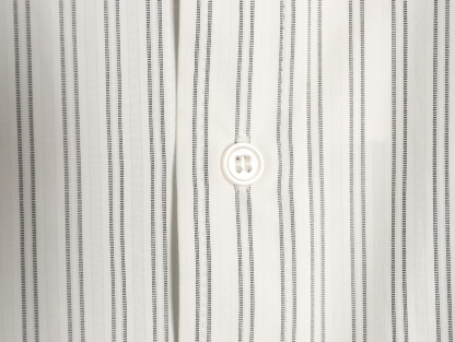 🔝CELINE賽琳CE 凱旋門竪條紋刺繡長袖襯衫
採用100%天然棉花纖維，無任何化纖混紡，從源頭確保面料的純淨度。棉纖維內部的中空結構形成天然“空氣通道”，使面料具備優異的透氣性。空氣可自由流通於纖維間隙，快速排出體表濕氣與熱量，即使長時間穿著也能保持乾爽，避免悶熱黏膩感。同時吸濕性遠超合成纖維。當人體出汗時，面料能迅速吸收汗液並擴散至表面，通過空氣流動加速蒸發，實現“吸濕-釋放”的動態平衡，保持肌膚乾爽舒適。
繡花機以棉線勾勒標誌，針腳細密均勻，確保線條流暢清晰，形成飽滿的立體肌理。刺繡