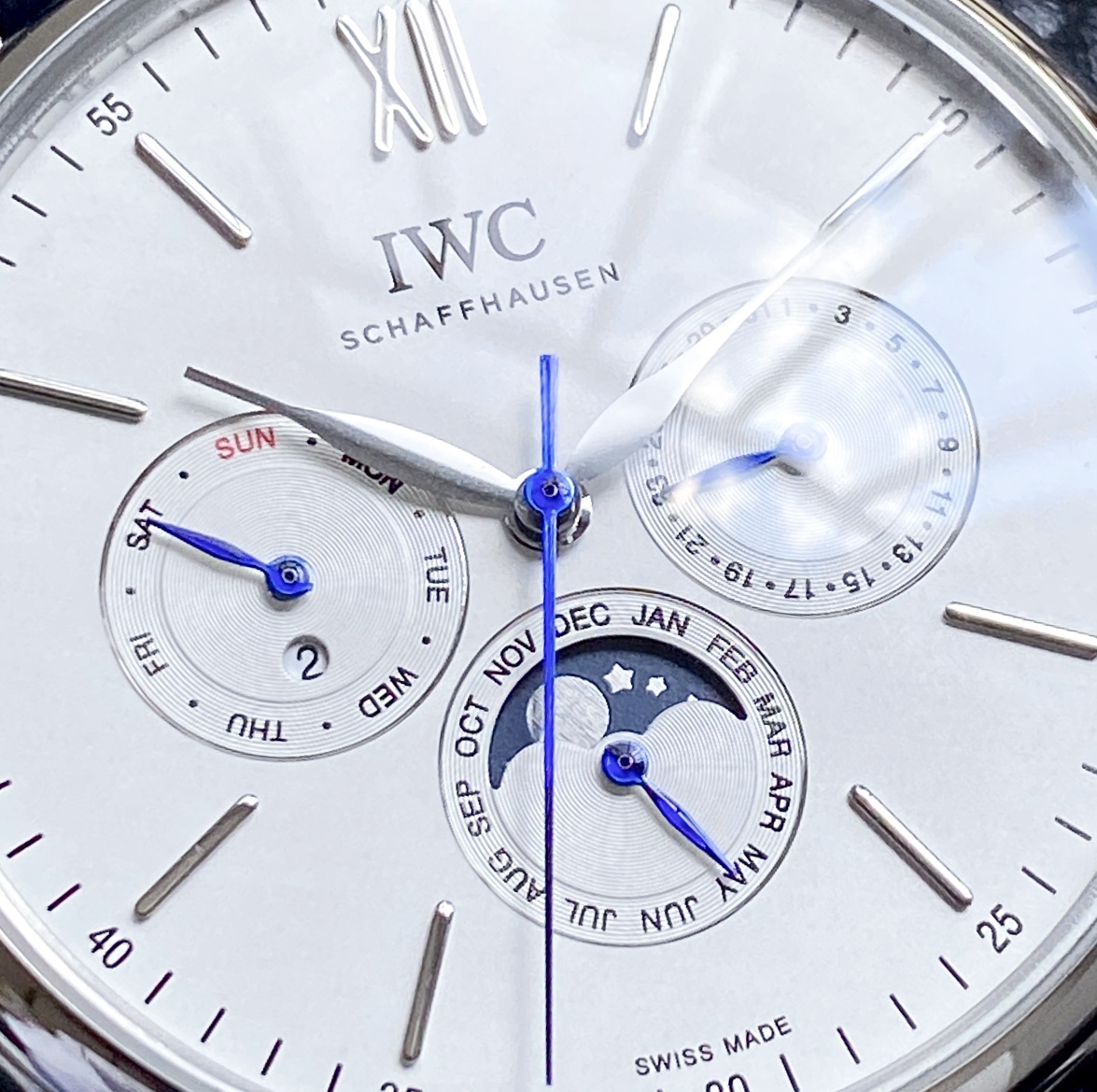 🔥顏值巔峰  傾情演繹🔥
IWC旗下最耀眼的明星，萬年一瞬，品鑒IWC萬國柏濤菲諾萬年曆腕表！
1⃣️ 【機芯】採用3836-2型自制機芯，其機芯運轉穩定，月相處更是1:1還原正品，在光線下月相中的星星太陽更是明亮發光，走時精准，幾乎零返修！
2️⃣【表殼】正品開模，1:1完美還原！腕表尺寸40mm，整個表殼採用獨家研發的CNC精磨工藝，與原裝工藝效果如出一轍！
3️⃣【錶盤】錶盤12刻度細節精益求精，1:1還原鍍銀錶盤，9位更是1:1還原閏年設計，採用雙面防反光拱形鍍膜鏡面，使其整體錶盤質感更佳